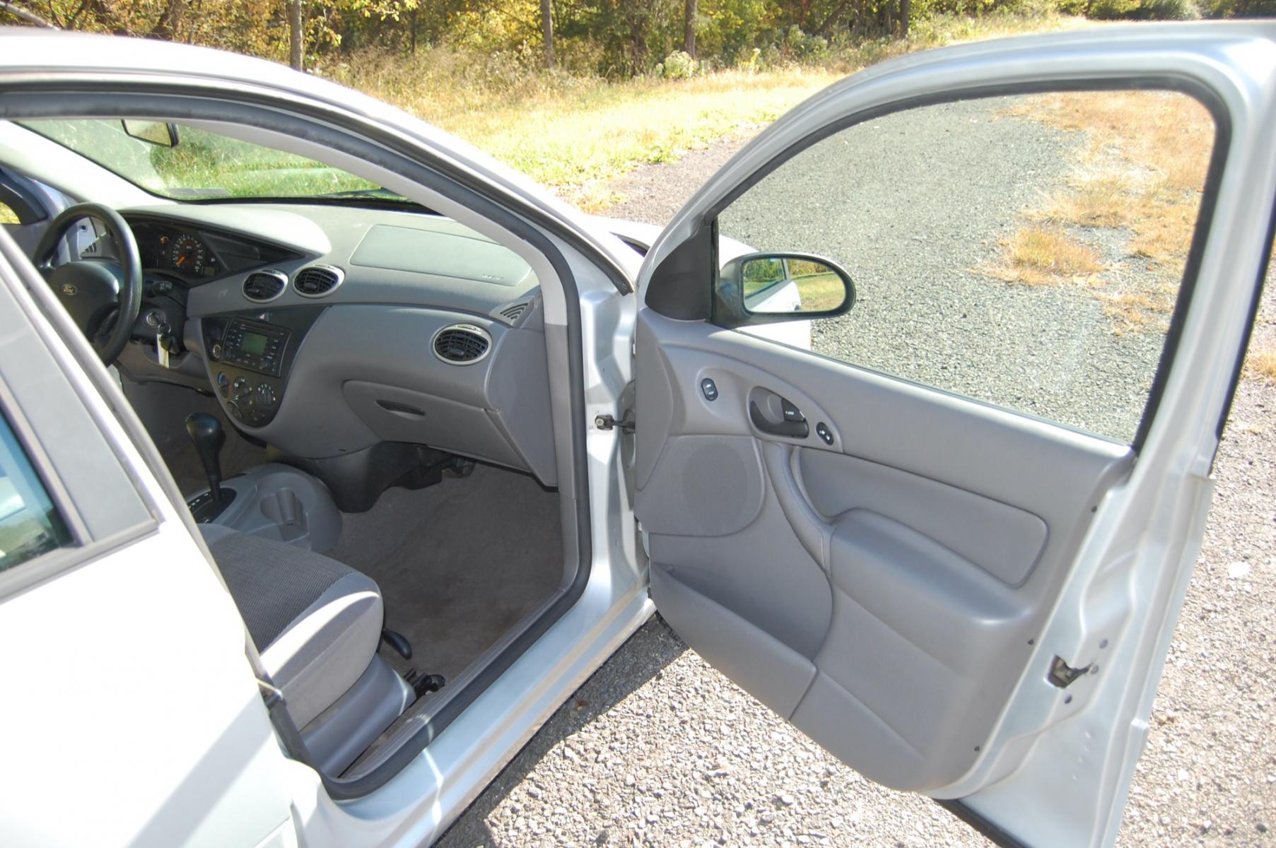 2003 Silver /Gray Cloth Ford Focus SE (1FAFP34P63W) with an 2.0L L4 SOHC 8V engine, Automatic transmission, located at 6528 Lower York Road, New Hope, PA, 18938, (215) 862-9555, 40.358707, -74.977882 - Photo #15