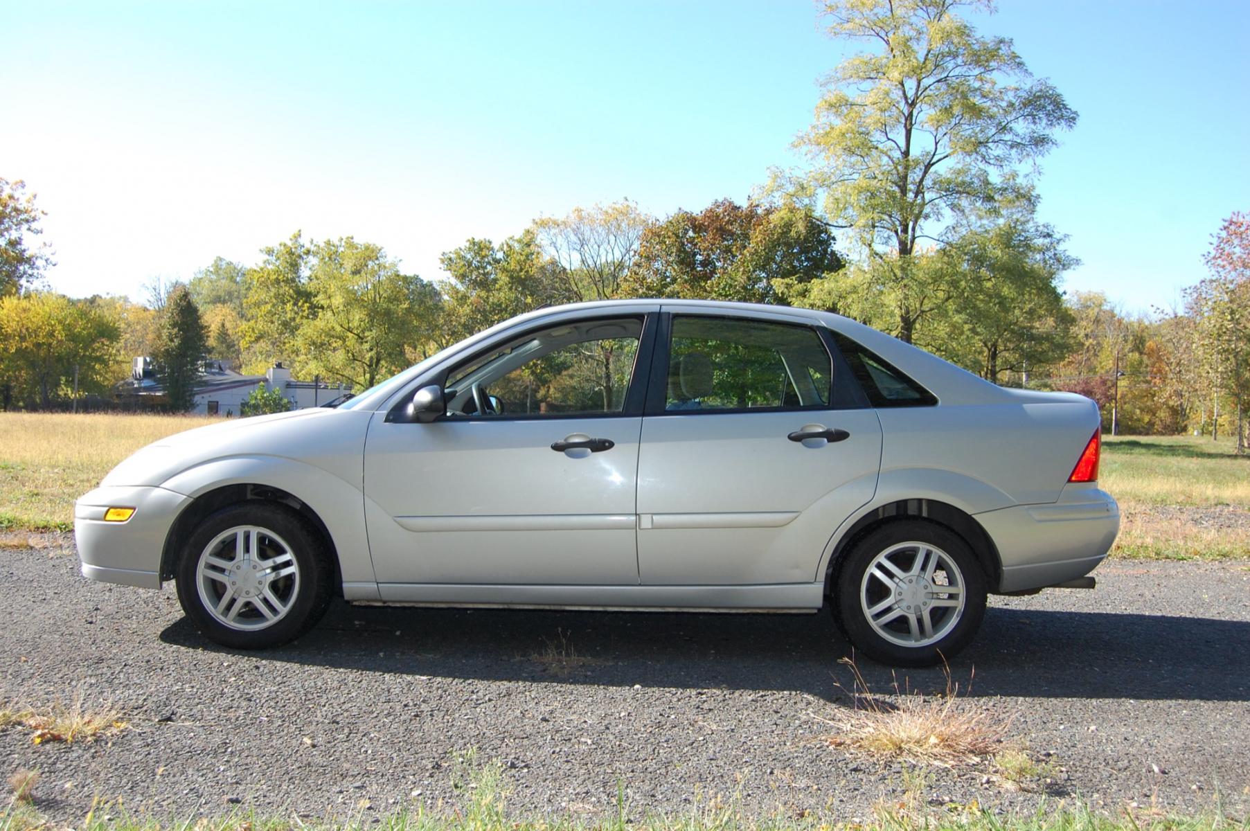 2003 Silver /Gray Cloth Ford Focus SE (1FAFP34P63W) with an 2.0L L4 SOHC 8V engine, Automatic transmission, located at 6528 Lower York Road, New Hope, PA, 18938, (215) 862-9555, 40.358707, -74.977882 - Photo #1