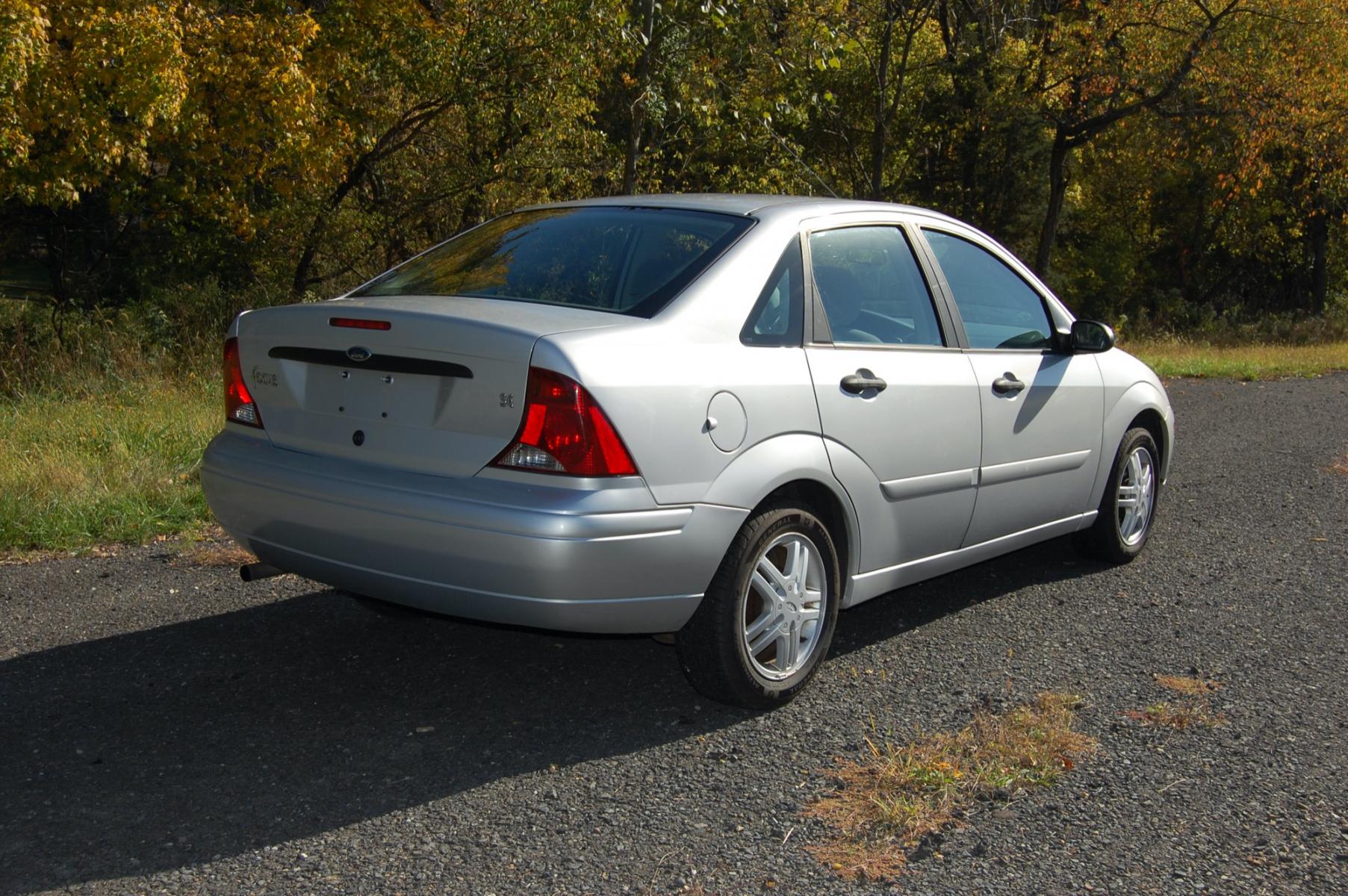 2003 Silver /Gray Cloth Ford Focus SE (1FAFP34P63W) with an 2.0L L4 SOHC 8V engine, Automatic transmission, located at 6528 Lower York Road, New Hope, PA, 18938, (215) 862-9555, 40.358707, -74.977882 - Photo #4