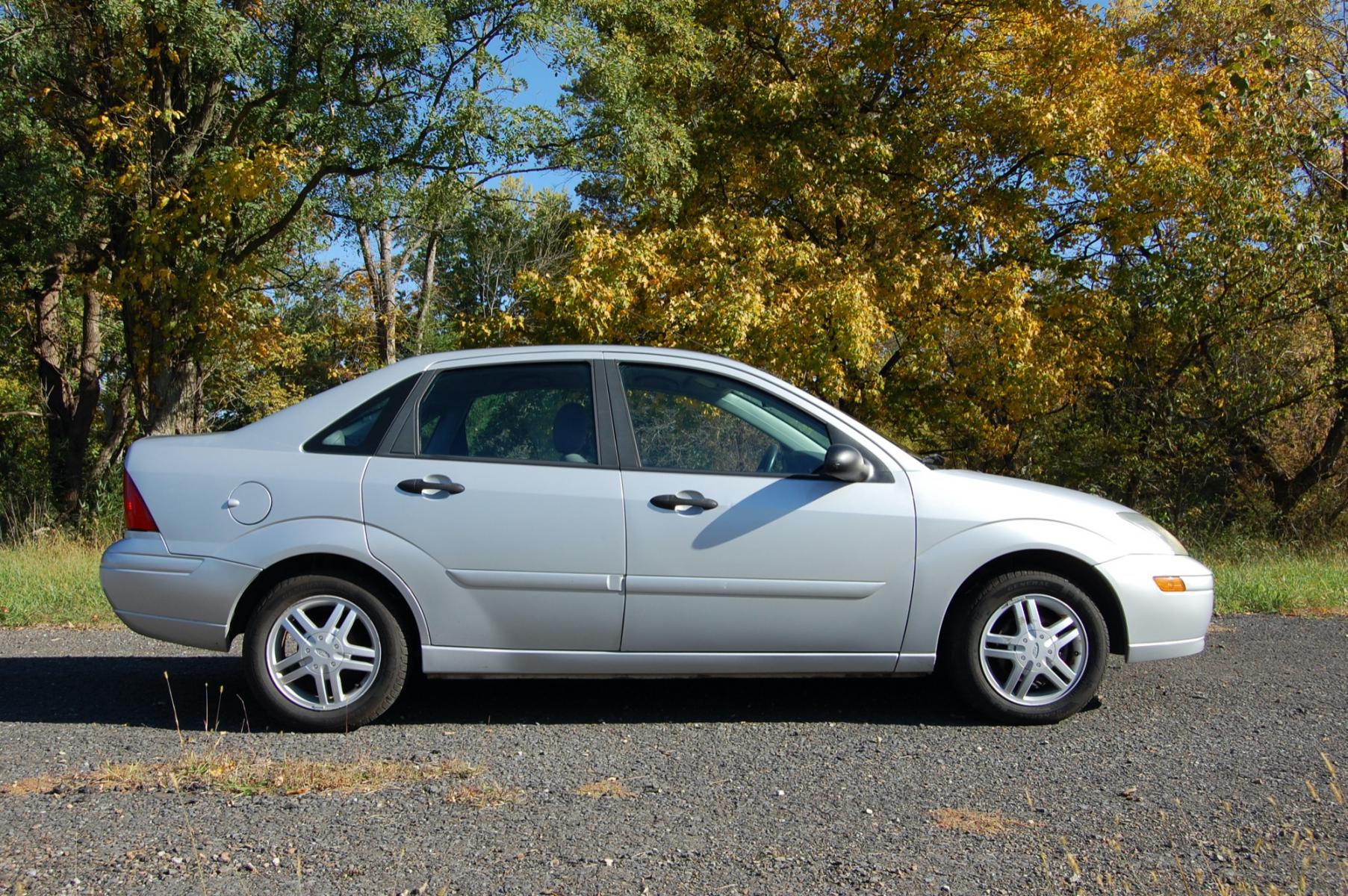 2003 Silver /Gray Cloth Ford Focus SE (1FAFP34P63W) with an 2.0L L4 SOHC 8V engine, Automatic transmission, located at 6528 Lower York Road, New Hope, PA, 18938, (215) 862-9555, 40.358707, -74.977882 - Photo #5
