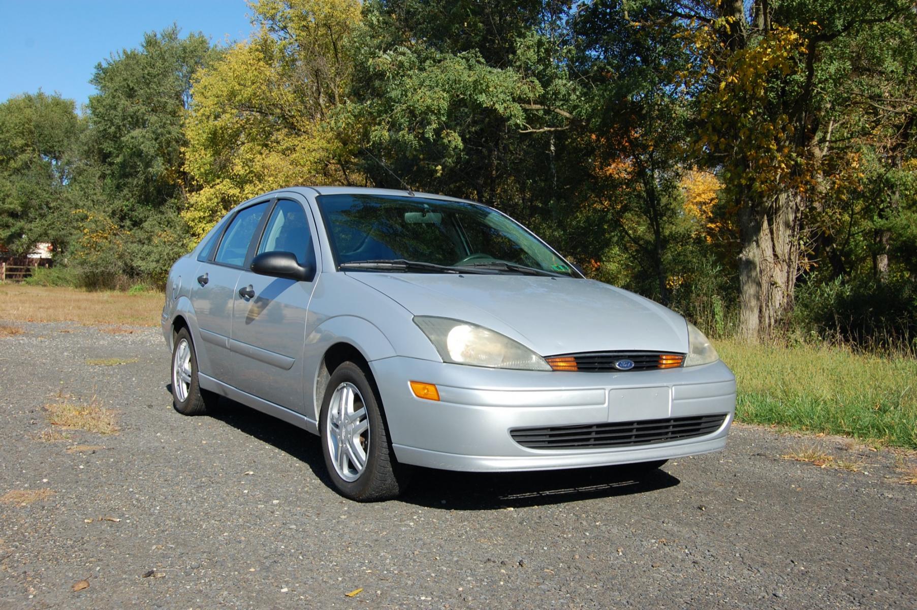 2003 Silver /Gray Cloth Ford Focus SE (1FAFP34P63W) with an 2.0L L4 SOHC 8V engine, Automatic transmission, located at 6528 Lower York Road, New Hope, PA, 18938, (215) 862-9555, 40.358707, -74.977882 - Photo #6