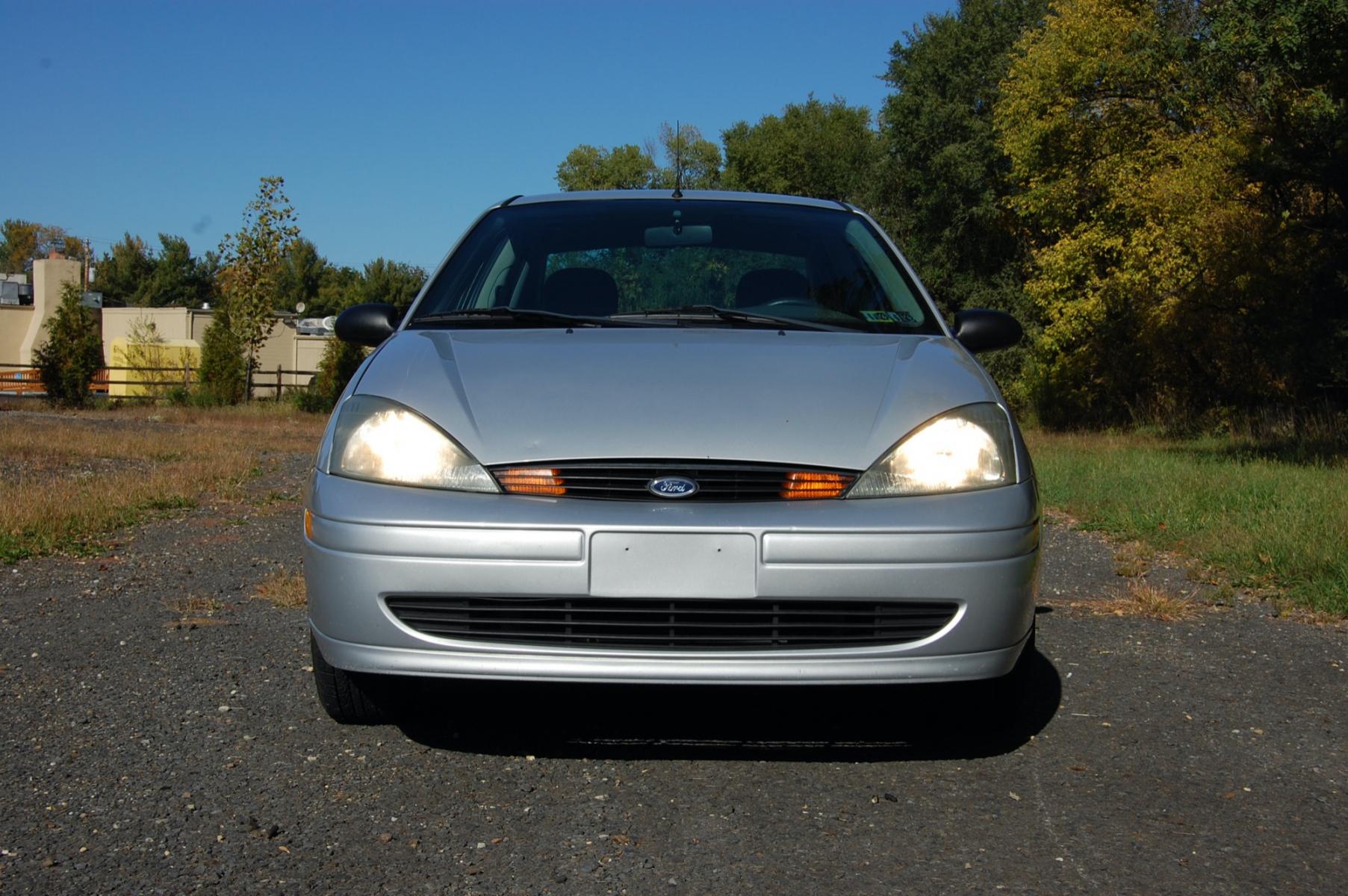 2003 Silver /Gray Cloth Ford Focus SE (1FAFP34P63W) with an 2.0L L4 SOHC 8V engine, Automatic transmission, located at 6528 Lower York Road, New Hope, PA, 18938, (215) 862-9555, 40.358707, -74.977882 - Photo #7