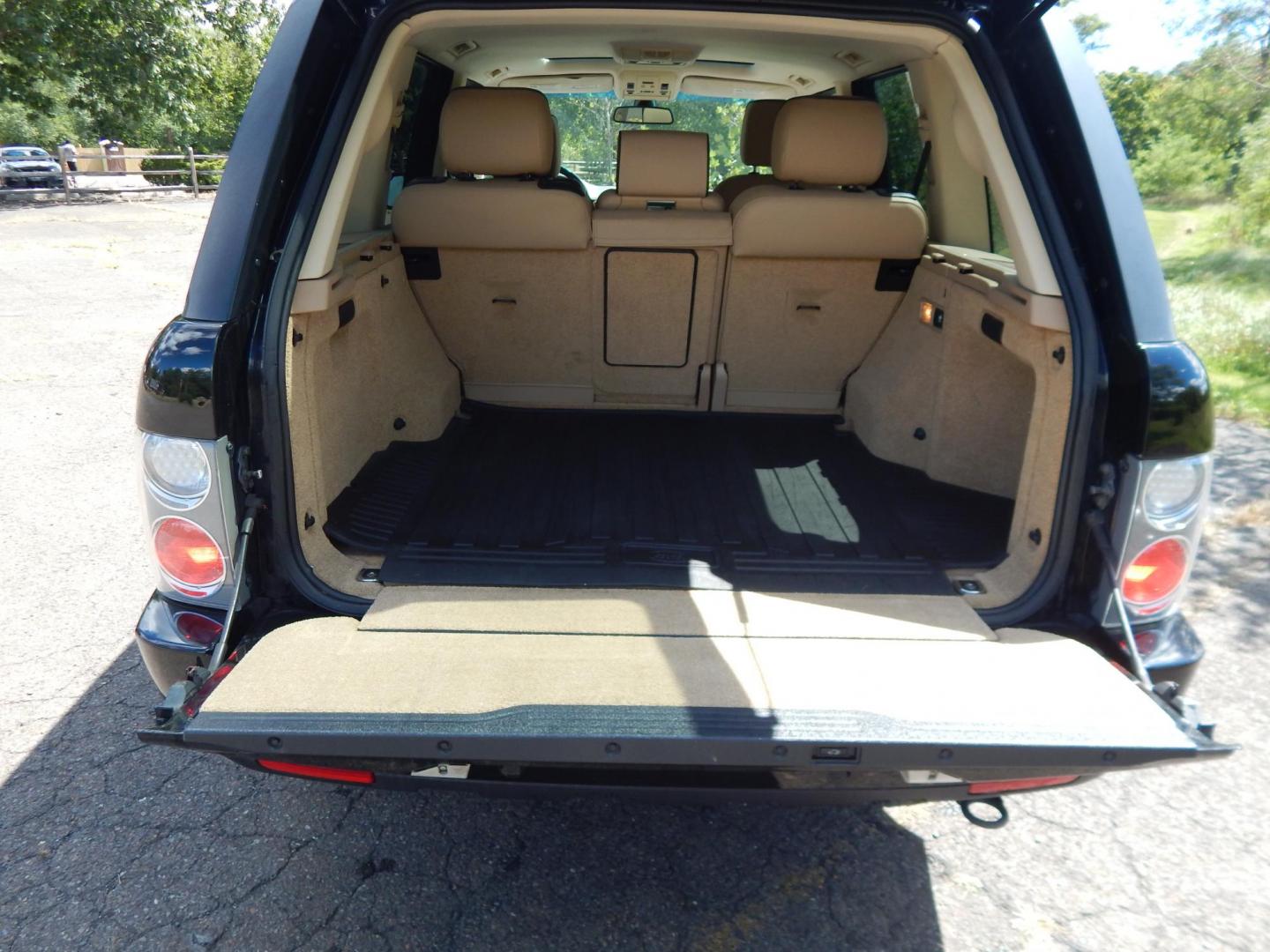 2008 Black /Tan Leather Land Rover Range Rover HSE (SALME15418A) with an V8, 4.4L engine, 5 Speed Automatic transmission, located at 6528 Lower York Road, New Hope, PA, 18938, (215) 862-9555, 40.358707, -74.977882 - Here is a very, very clean, properly serviced 4WD 2008 Range Rover HSE, 4.4 Liter V8 engine, auto trans, tilt wheel, wood trim, cruise control, dual heated power seats, factory Navigation, moonroof, power windows, locks and mirrors, keyless entry system, adjustable air suspension, heated steering wh - Photo#17