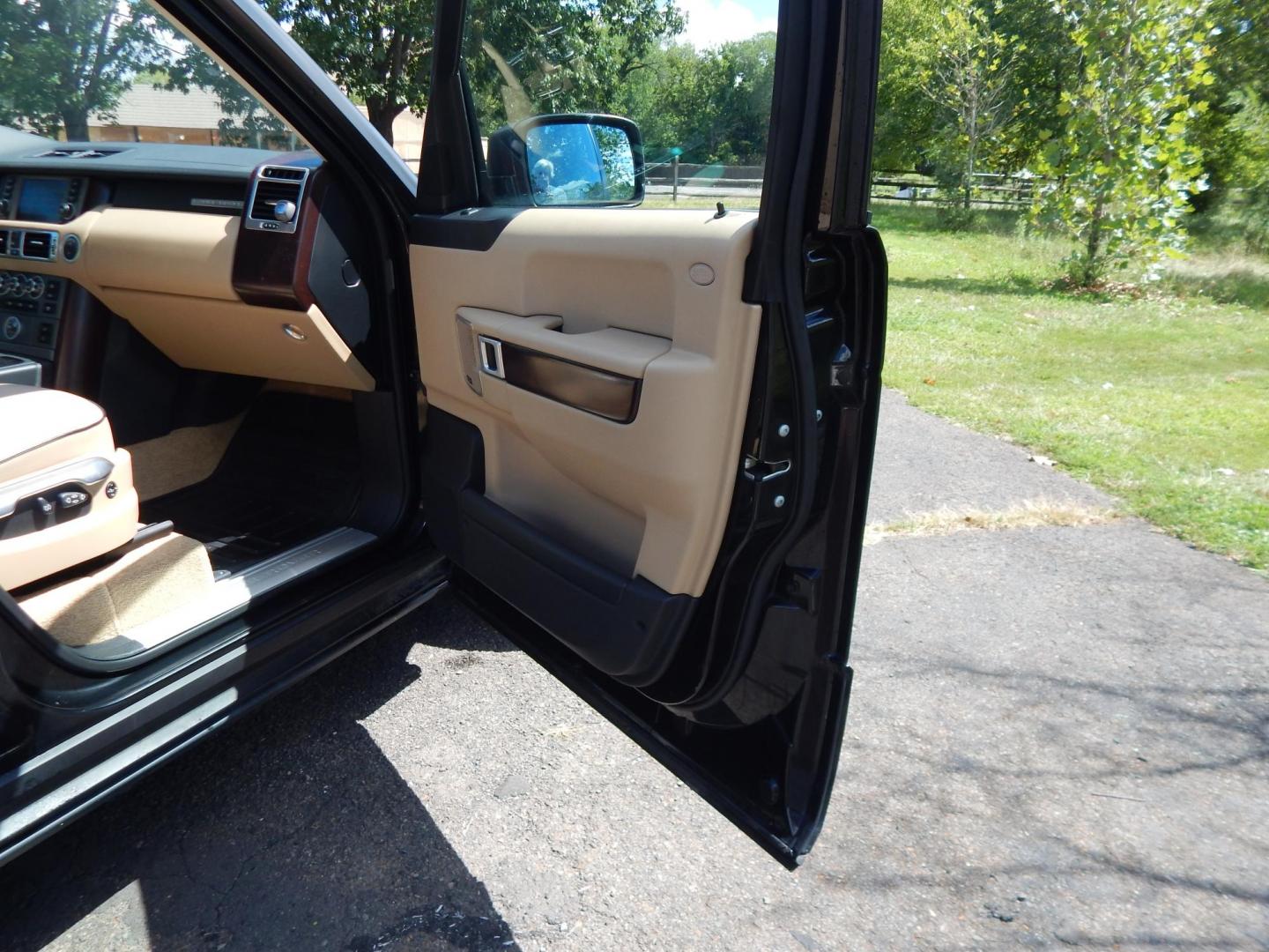 2008 Black /Tan Leather Land Rover Range Rover HSE (SALME15418A) with an V8, 4.4L engine, 5 Speed Automatic transmission, located at 6528 Lower York Road, New Hope, PA, 18938, (215) 862-9555, 40.358707, -74.977882 - Here is a very, very clean, properly serviced 4WD 2008 Range Rover HSE, 4.4 Liter V8 engine, auto trans, tilt wheel, wood trim, cruise control, dual heated power seats, factory Navigation, moonroof, power windows, locks and mirrors, keyless entry system, adjustable air suspension, heated steering wh - Photo#18