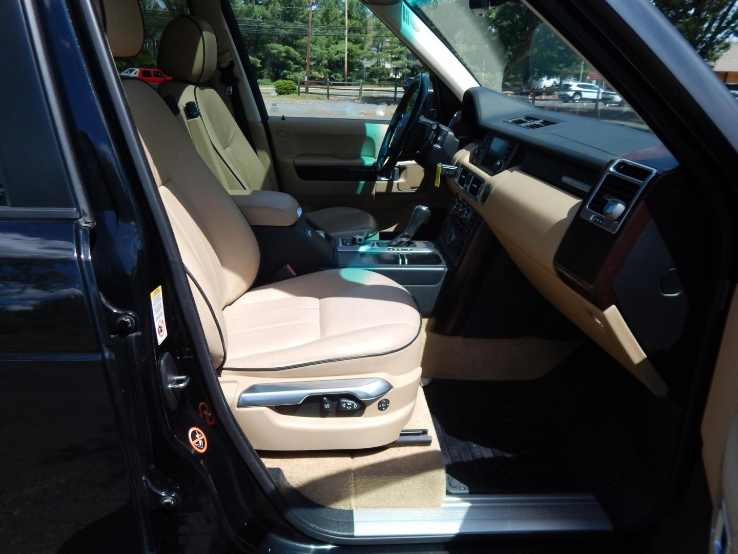 2008 Black /Tan Leather Land Rover Range Rover HSE (SALME15418A) with an V8, 4.4L engine, 5 Speed Automatic transmission, located at 6528 Lower York Road, New Hope, PA, 18938, (215) 862-9555, 40.358707, -74.977882 - Here is a very, very clean, properly serviced 4WD 2008 Range Rover HSE, 4.4 Liter V8 engine, auto trans, tilt wheel, wood trim, cruise control, dual heated power seats, factory Navigation, moonroof, power windows, locks and mirrors, keyless entry system, adjustable air suspension, heated steering wh - Photo#19