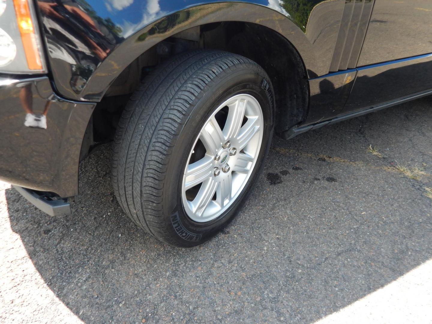 2008 Black /Tan Leather Land Rover Range Rover HSE (SALME15418A) with an V8, 4.4L engine, 5 Speed Automatic transmission, located at 6528 Lower York Road, New Hope, PA, 18938, (215) 862-9555, 40.358707, -74.977882 - Here is a very, very clean, properly serviced 4WD 2008 Range Rover HSE, 4.4 Liter V8 engine, auto trans, tilt wheel, wood trim, cruise control, dual heated power seats, factory Navigation, moonroof, power windows, locks and mirrors, keyless entry system, adjustable air suspension, heated steering wh - Photo#23