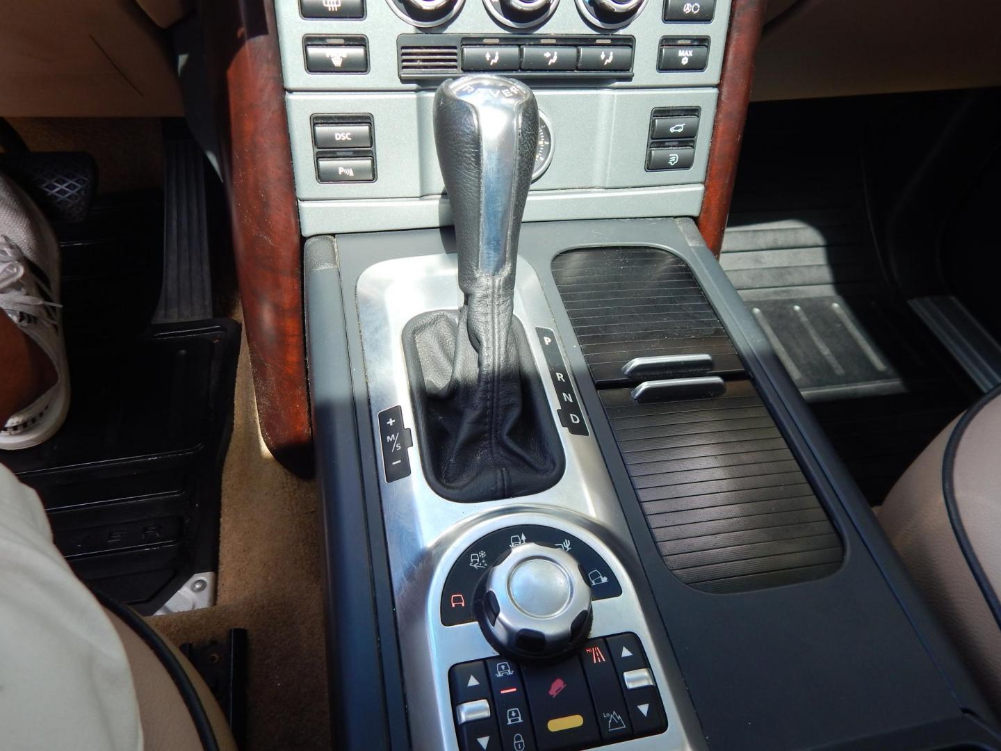 2008 Black /Tan Leather Land Rover Range Rover HSE (SALME15418A) with an V8, 4.4L engine, 5 Speed Automatic transmission, located at 6528 Lower York Road, New Hope, PA, 18938, (215) 862-9555, 40.358707, -74.977882 - Here is a very, very clean, properly serviced 4WD 2008 Range Rover HSE, 4.4 Liter V8 engine, auto trans, tilt wheel, wood trim, cruise control, dual heated power seats, factory Navigation, moonroof, power windows, locks and mirrors, keyless entry system, adjustable air suspension, heated steering wh - Photo#27
