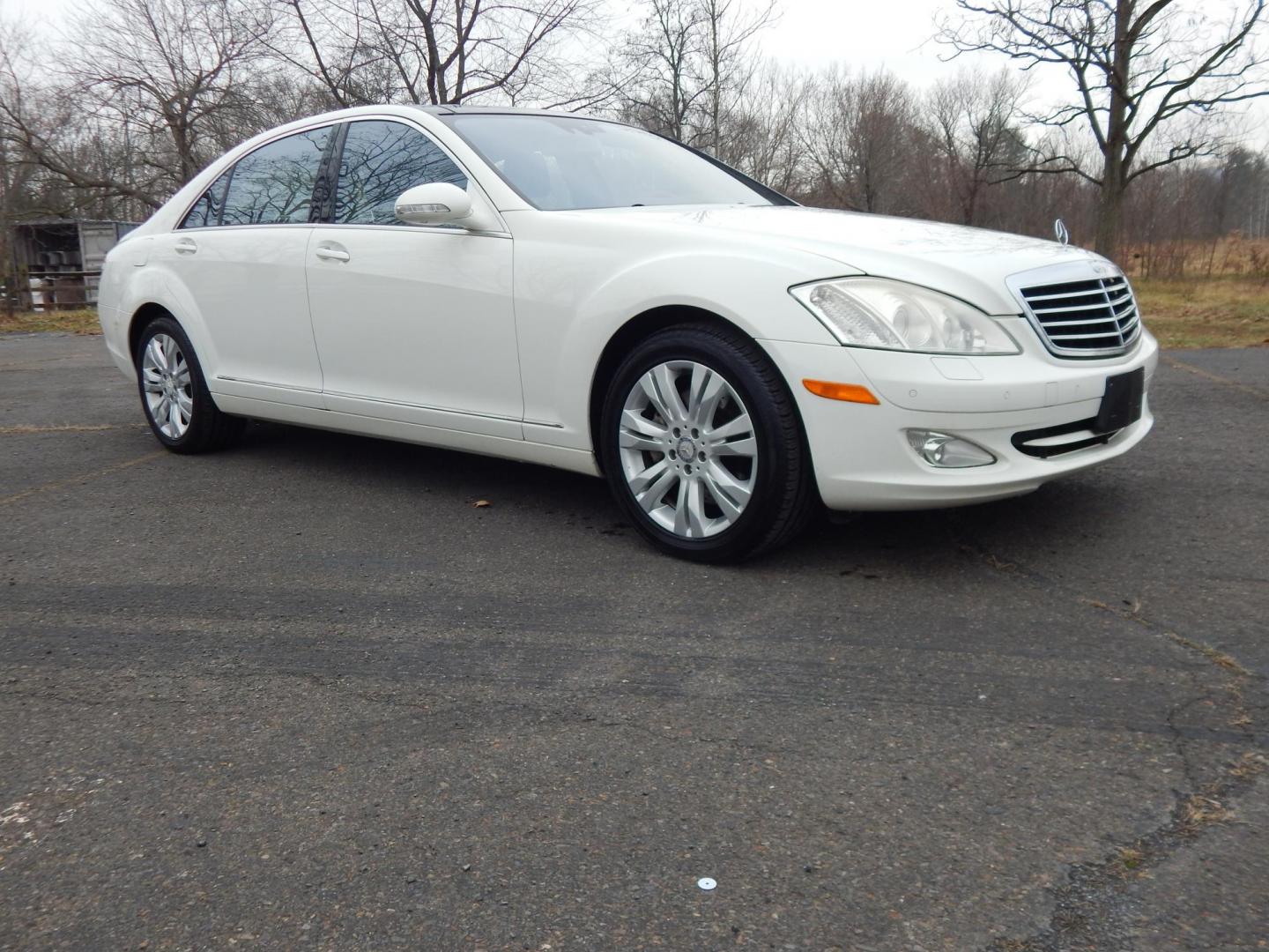 2008 White /Gray Leather Mercedes-Benz S-Class 4MATIC (WDDNG86X78A) with an 5.5L V8 DOHC 32V engine, 7-Speed Automatic Overdrive transmission, located at 6528 Lower York Road, New Hope, PA, 18938, (215) 862-9555, 40.358707, -74.977882 - Here for sale is a beautiful 2008 Mercedes-Benz S550 4MATIC. Under the hood is a powerful 5.5L V8 which puts power to the AWD system via a smooth shifting automatic transmission. Interior features include; Gray leather upholstery, tilt steering wheel, cruise control, power windows, power locks, po - Photo#3