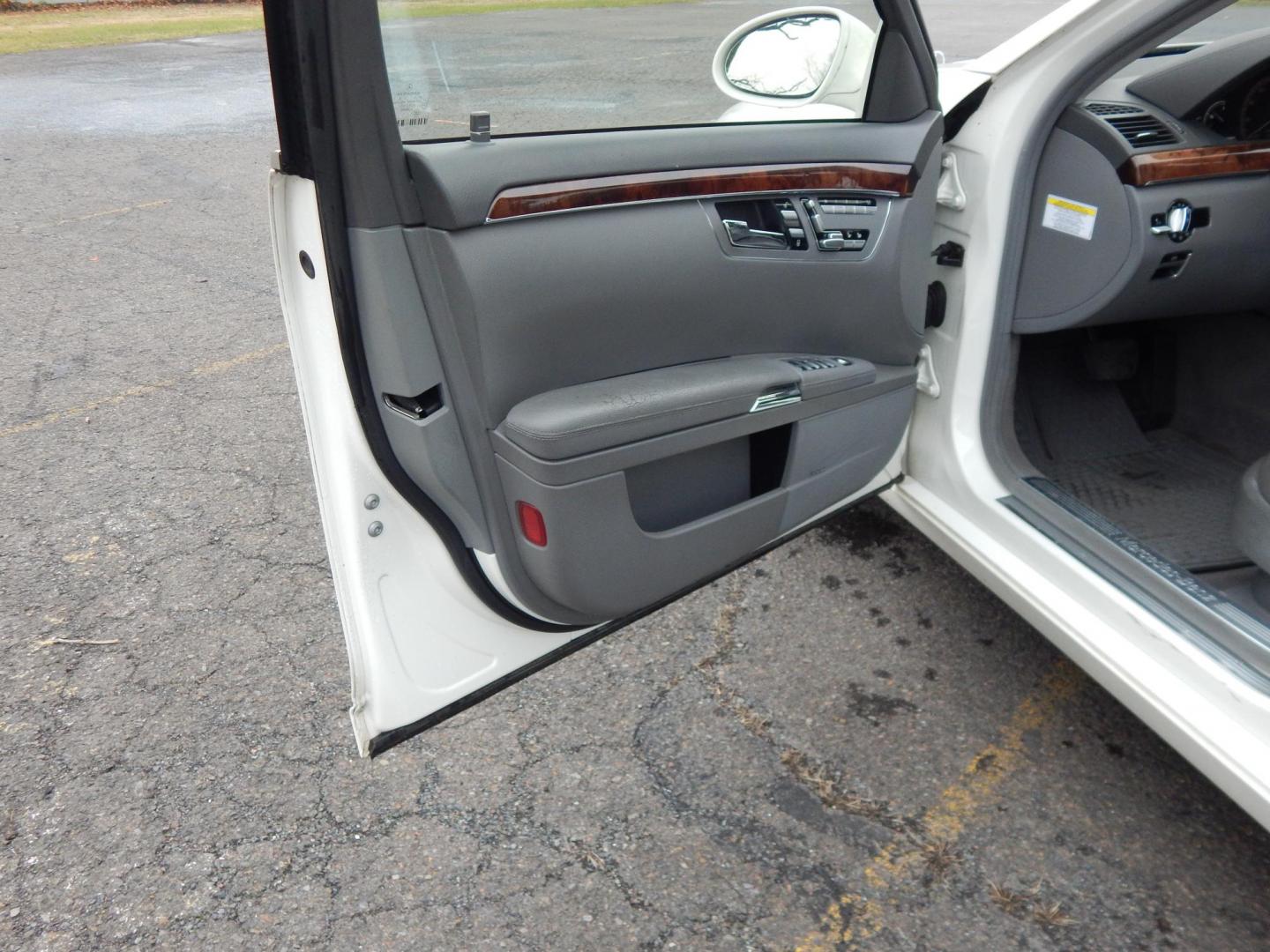 2008 White /Gray Leather Mercedes-Benz S-Class 4MATIC (WDDNG86X78A) with an 5.5L V8 DOHC 32V engine, 7-Speed Automatic Overdrive transmission, located at 6528 Lower York Road, New Hope, PA, 18938, (215) 862-9555, 40.358707, -74.977882 - Here for sale is a beautiful 2008 Mercedes-Benz S550 4MATIC. Under the hood is a powerful 5.5L V8 which puts power to the AWD system via a smooth shifting automatic transmission. Interior features include; Gray leather upholstery, tilt steering wheel, cruise control, power windows, power locks, po - Photo#8