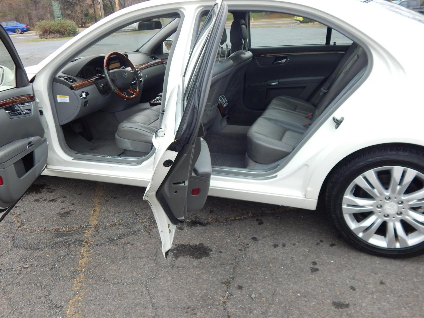 2008 White /Gray Leather Mercedes-Benz S-Class 4MATIC (WDDNG86X78A) with an 5.5L V8 DOHC 32V engine, 7-Speed Automatic Overdrive transmission, located at 6528 Lower York Road, New Hope, PA, 18938, (215) 862-9555, 40.358707, -74.977882 - Here for sale is a beautiful 2008 Mercedes-Benz S550 4MATIC. Under the hood is a powerful 5.5L V8 which puts power to the AWD system via a smooth shifting automatic transmission. Interior features include; Gray leather upholstery, tilt steering wheel, cruise control, power windows, power locks, po - Photo#11