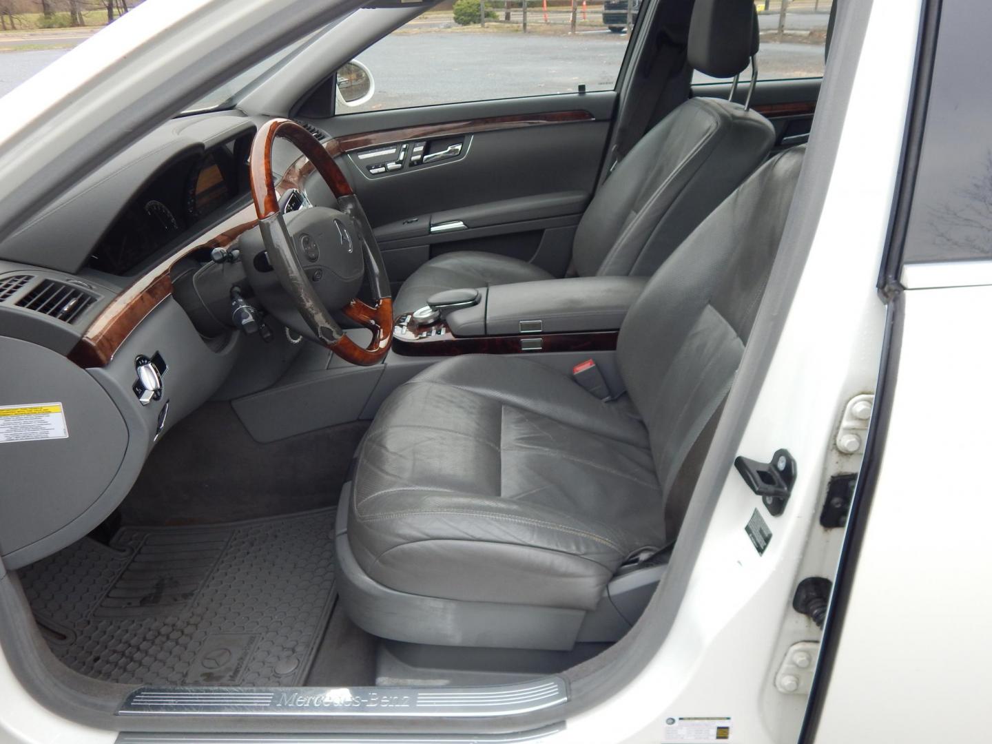 2008 White /Gray Leather Mercedes-Benz S-Class 4MATIC (WDDNG86X78A) with an 5.5L V8 DOHC 32V engine, 7-Speed Automatic Overdrive transmission, located at 6528 Lower York Road, New Hope, PA, 18938, (215) 862-9555, 40.358707, -74.977882 - Here for sale is a beautiful 2008 Mercedes-Benz S550 4MATIC. Under the hood is a powerful 5.5L V8 which puts power to the AWD system via a smooth shifting automatic transmission. Interior features include; Gray leather upholstery, tilt steering wheel, cruise control, power windows, power locks, po - Photo#9