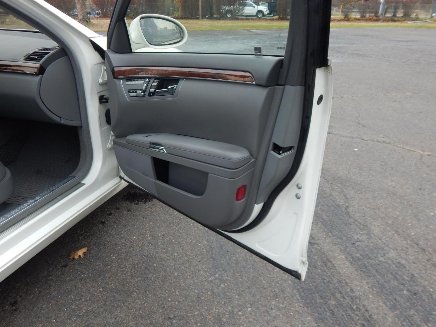 2008 White /Gray Leather Mercedes-Benz S-Class 4MATIC (WDDNG86X78A) with an 5.5L V8 DOHC 32V engine, 7-Speed Automatic Overdrive transmission, located at 6528 Lower York Road, New Hope, PA, 18938, (215) 862-9555, 40.358707, -74.977882 - Here for sale is a beautiful 2008 Mercedes-Benz S550 4MATIC. Under the hood is a powerful 5.5L V8 which puts power to the AWD system via a smooth shifting automatic transmission. Interior features include; Gray leather upholstery, tilt steering wheel, cruise control, power windows, power locks, po - Photo#15