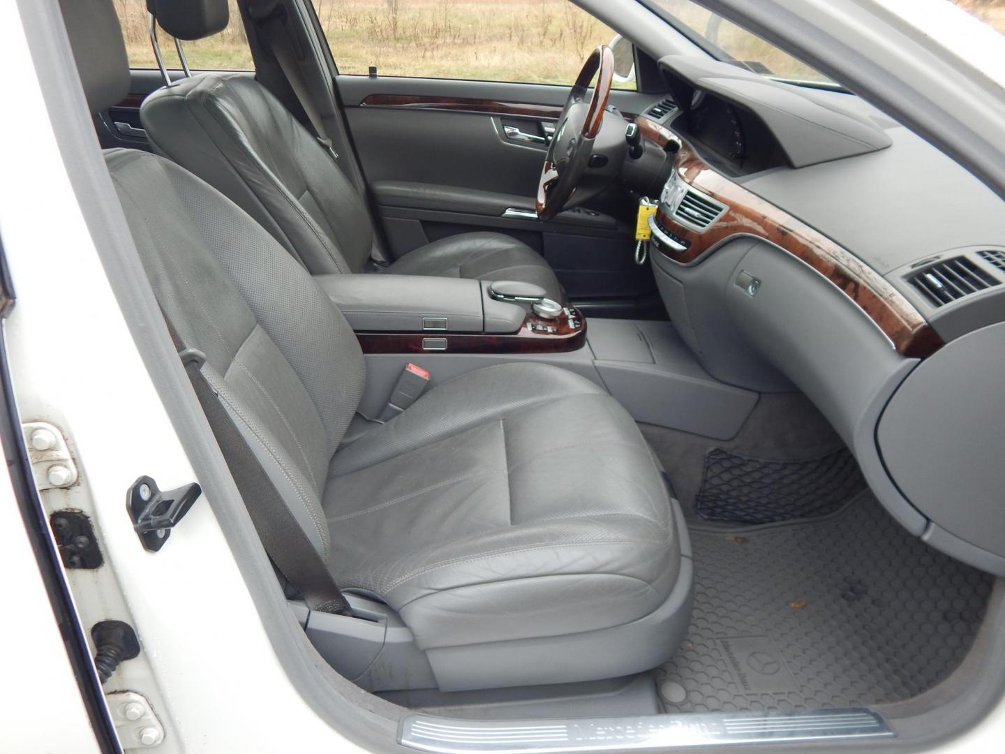 2008 White /Gray Leather Mercedes-Benz S-Class 4MATIC (WDDNG86X78A) with an 5.5L V8 DOHC 32V engine, 7-Speed Automatic Overdrive transmission, located at 6528 Lower York Road, New Hope, PA, 18938, (215) 862-9555, 40.358707, -74.977882 - Here for sale is a beautiful 2008 Mercedes-Benz S550 4MATIC. Under the hood is a powerful 5.5L V8 which puts power to the AWD system via a smooth shifting automatic transmission. Interior features include; Gray leather upholstery, tilt steering wheel, cruise control, power windows, power locks, po - Photo#16