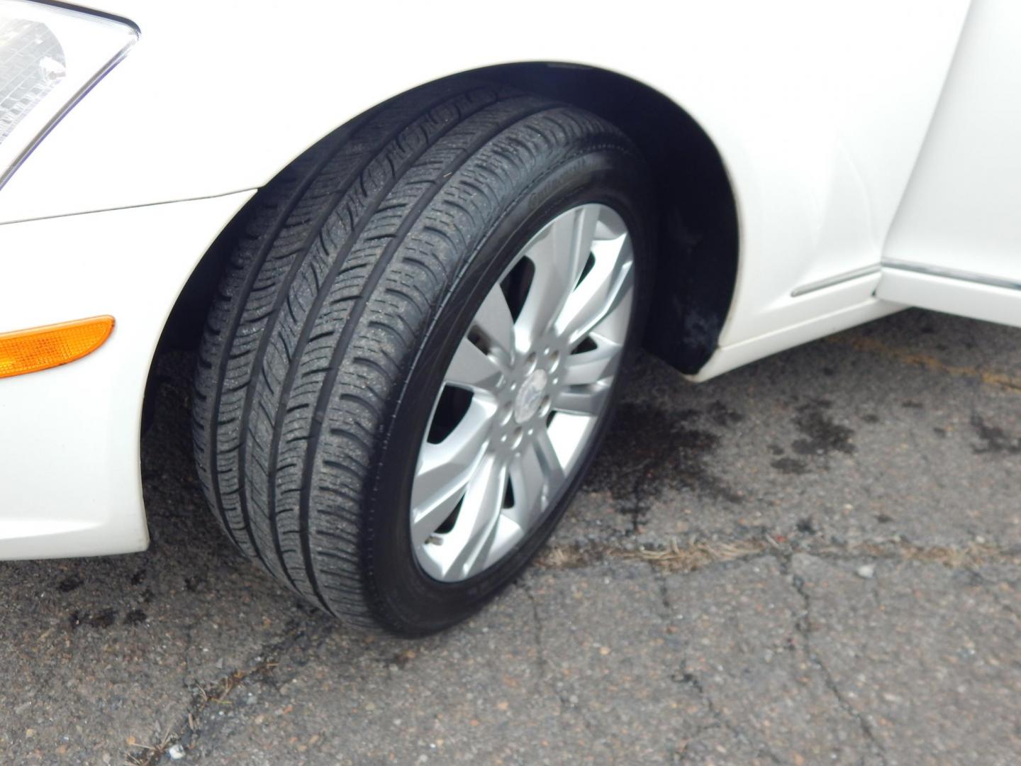 2008 White /Gray Leather Mercedes-Benz S-Class 4MATIC (WDDNG86X78A) with an 5.5L V8 DOHC 32V engine, 7-Speed Automatic Overdrive transmission, located at 6528 Lower York Road, New Hope, PA, 18938, (215) 862-9555, 40.358707, -74.977882 - Here for sale is a beautiful 2008 Mercedes-Benz S550 4MATIC. Under the hood is a powerful 5.5L V8 which puts power to the AWD system via a smooth shifting automatic transmission. Interior features include; Gray leather upholstery, tilt steering wheel, cruise control, power windows, power locks, po - Photo#18