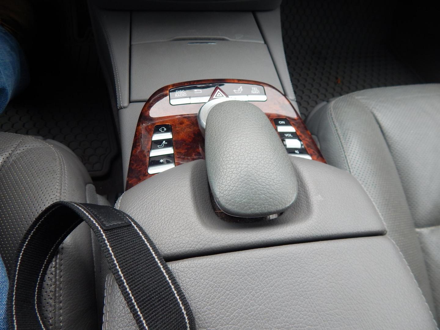 2008 White /Gray Leather Mercedes-Benz S-Class 4MATIC (WDDNG86X78A) with an 5.5L V8 DOHC 32V engine, 7-Speed Automatic Overdrive transmission, located at 6528 Lower York Road, New Hope, PA, 18938, (215) 862-9555, 40.358707, -74.977882 - Here for sale is a beautiful 2008 Mercedes-Benz S550 4MATIC. Under the hood is a powerful 5.5L V8 which puts power to the AWD system via a smooth shifting automatic transmission. Interior features include; Gray leather upholstery, tilt steering wheel, cruise control, power windows, power locks, po - Photo#23