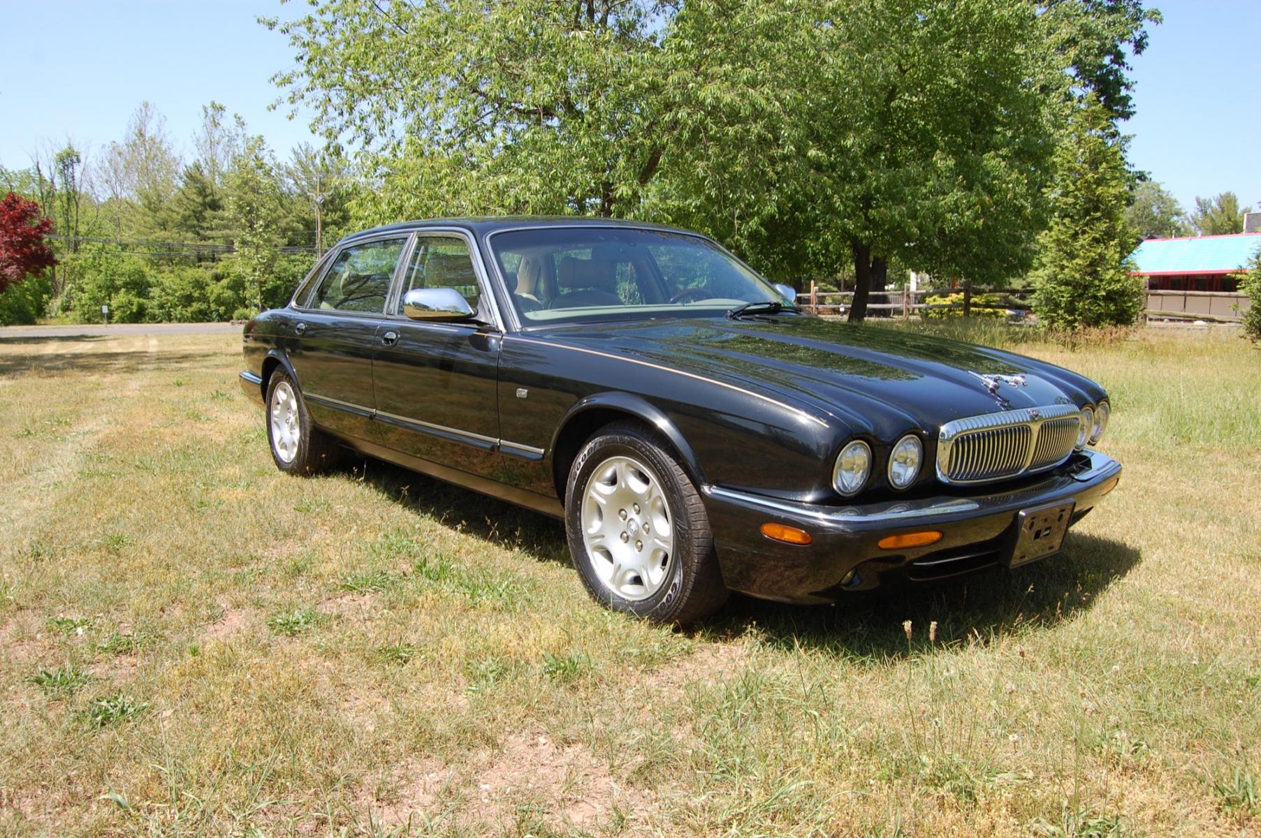 2001 Black /Tan Leather Jaguar XJ-Series Vanden Plas (SAJDA24C11L) with an 4.0L V8 DOHC 32V engine, 5-Speed Automatic Overdrive transmission, located at 6528 Lower York Road, New Hope, PA, 18938, (215) 862-9555, 40.358707, -74.977882 - 2001 Jaguar XJ-8 Vanden Plas.....4.0 Liter V8 engine runs smooth, auto trans shifts the same, tilt/cruise, power sunroof, dual heated power seats, tan leather interior with wood trim, cold AC/heat, rear parking sensors, power windows, mirrors, central locking system, 16" factory alloy wheels, dual - Photo #3