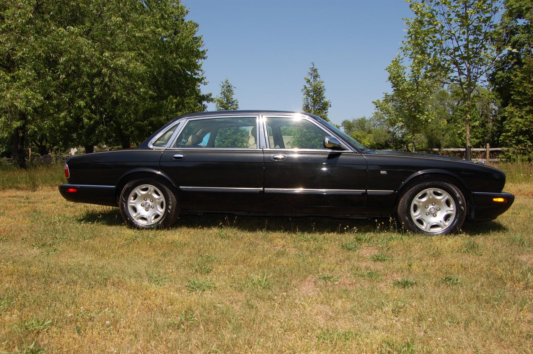 2001 Black /Tan Leather Jaguar XJ-Series Vanden Plas (SAJDA24C11L) with an 4.0L V8 DOHC 32V engine, 5-Speed Automatic Overdrive transmission, located at 6528 Lower York Road, New Hope, PA, 18938, (215) 862-9555, 40.358707, -74.977882 - 2001 Jaguar XJ-8 Vanden Plas.....4.0 Liter V8 engine runs smooth, auto trans shifts the same, tilt/cruise, power sunroof, dual heated power seats, tan leather interior with wood trim, cold AC/heat, rear parking sensors, power windows, mirrors, central locking system, 16" factory alloy wheels, dual - Photo #4