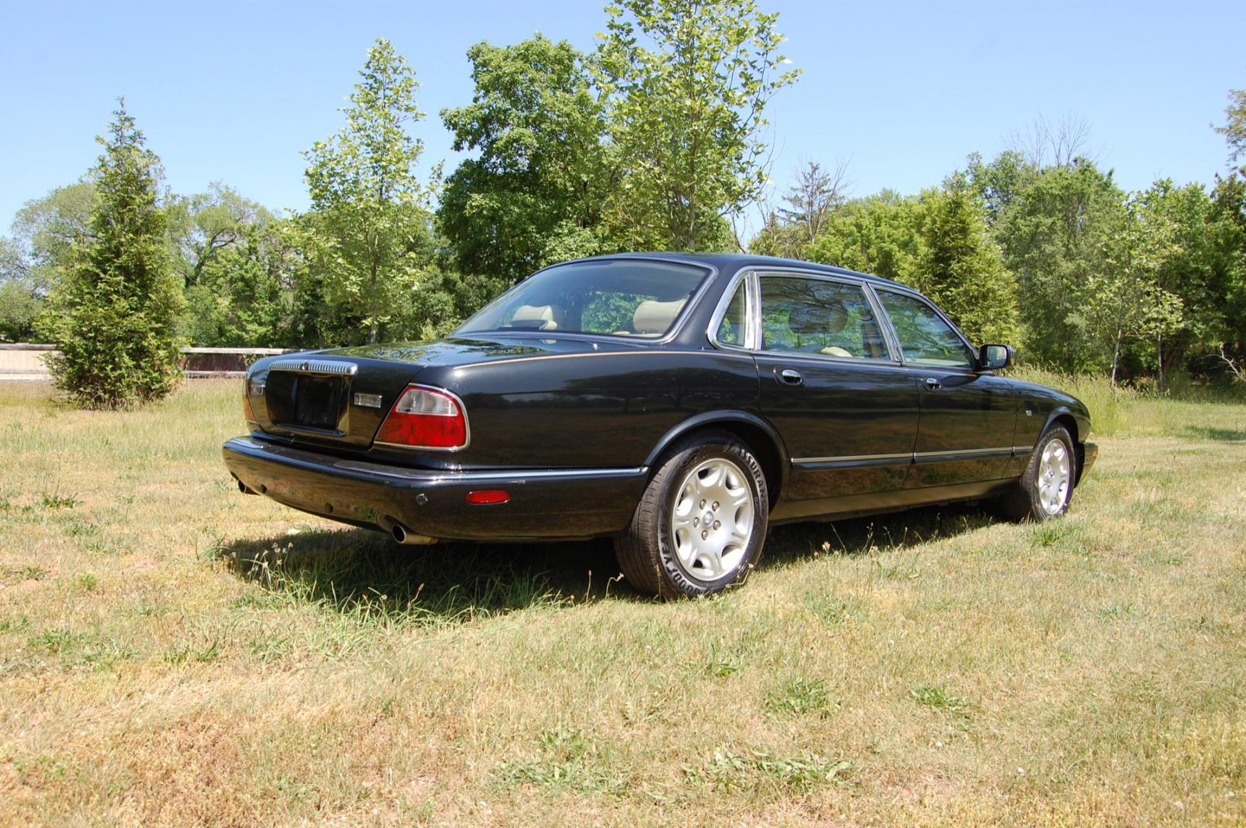 2001 Black /Tan Leather Jaguar XJ-Series Vanden Plas (SAJDA24C11L) with an 4.0L V8 DOHC 32V engine, 5-Speed Automatic Overdrive transmission, located at 6528 Lower York Road, New Hope, PA, 18938, (215) 862-9555, 40.358707, -74.977882 - 2001 Jaguar XJ-8 Vanden Plas.....4.0 Liter V8 engine runs smooth, auto trans shifts the same, tilt/cruise, power sunroof, dual heated power seats, tan leather interior with wood trim, cold AC/heat, rear parking sensors, power windows, mirrors, central locking system, 16" factory alloy wheels, dual - Photo #5