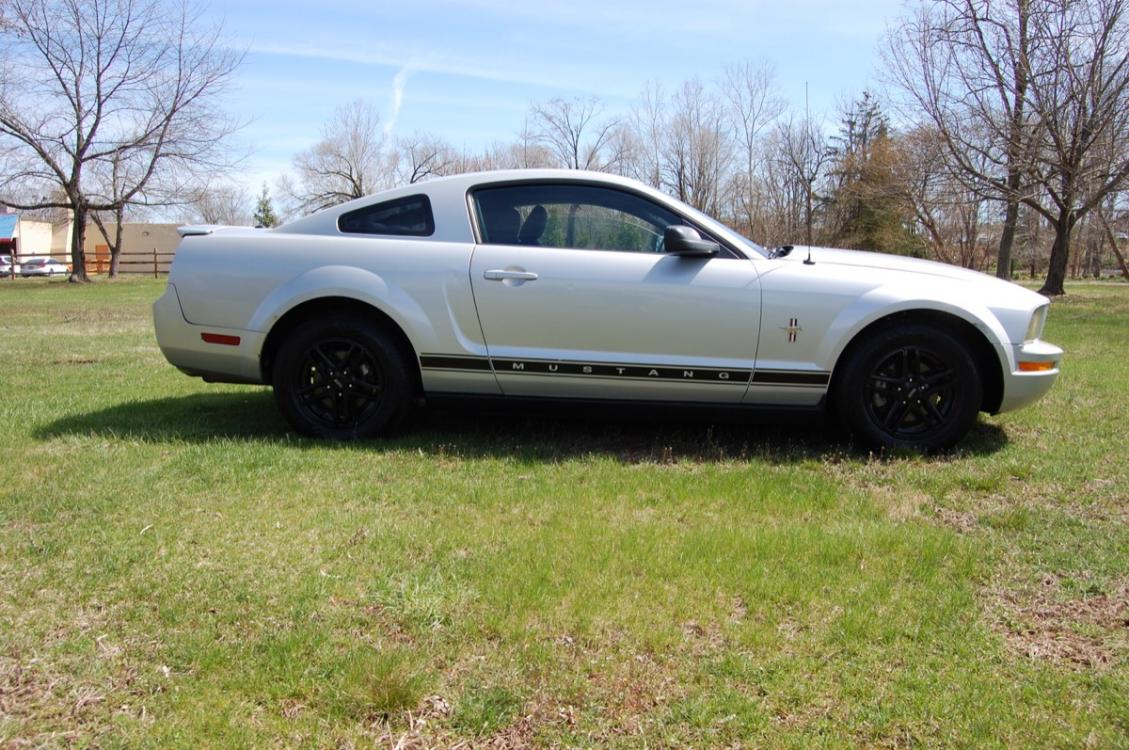 2007 Silver /Black Cloth Ford Mustang V6 Coupe (1ZVFT80N475) with an 4.0L V6 SOHC 12V engine, 5 speed manual transmission, located at 6528 Lower York Road, New Hope, PA, 18938, (215) 862-9555, 40.358707, -74.977882 - Here for sale is a cool 2007 Ford Mustang Coupe. Under the hood is a strong running 4.0 liter V6 which puts power to the rear wheels via a 5 speed manual transmission with a solid clutch. Features include; Black cloth interior, keyless entry, one key, one remote, cruise control, tilt wheel, air c - Photo #4