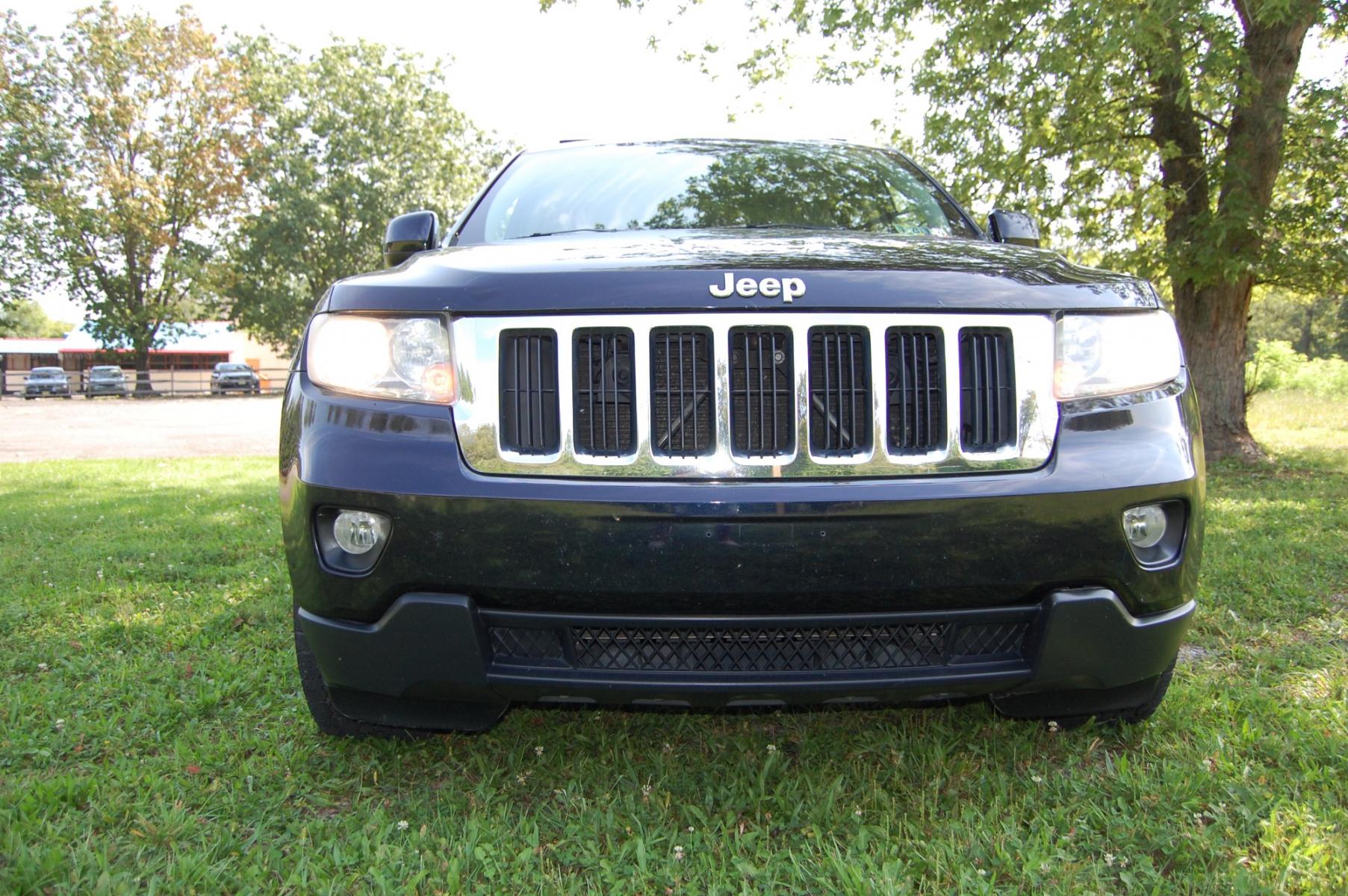 2011 Blue /Grey Leather Jeep Grand Cherokee Laredo 4WD (1J4RR4GG6BC) with an 3.6L V6 DOHC 24V engine, 5-Speed Automatic transmission, located at 6528 Lower York Road, New Hope, PA, 18938, (215) 862-9555, 40.358707, -74.977882 - Here we have a 2011 Grand Cherokee with a 3.6L V6 putting power to the ground via a 4X4 automatic transmission. The interior offers gray leather, cruise control, tilt steering wheel, power windows/locks/mirrors, heated seats, AM/FM/CD/AUX/USB radio, auto dimming mirrors, dual zone climate, drivers/p - Photo #10