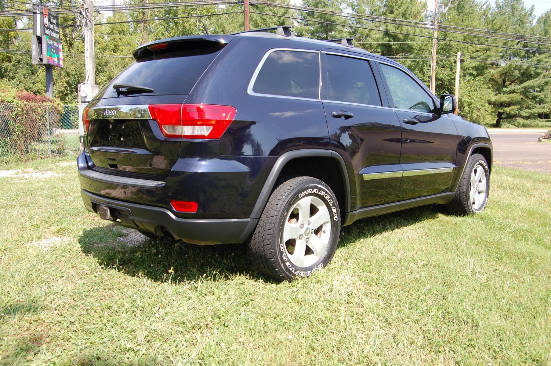 2011 Blue /Grey Leather Jeep Grand Cherokee Laredo 4WD (1J4RR4GG6BC) with an 3.6L V6 DOHC 24V engine, 5-Speed Automatic transmission, located at 6528 Lower York Road, New Hope, PA, 18938, (215) 862-9555, 40.358707, -74.977882 - Here we have a 2011 Grand Cherokee with a 3.6L V6 putting power to the ground via a 4X4 automatic transmission. The interior offers gray leather, cruise control, tilt steering wheel, power windows/locks/mirrors, heated seats, AM/FM/CD/AUX/USB radio, auto dimming mirrors, dual zone climate, drivers/p - Photo #16