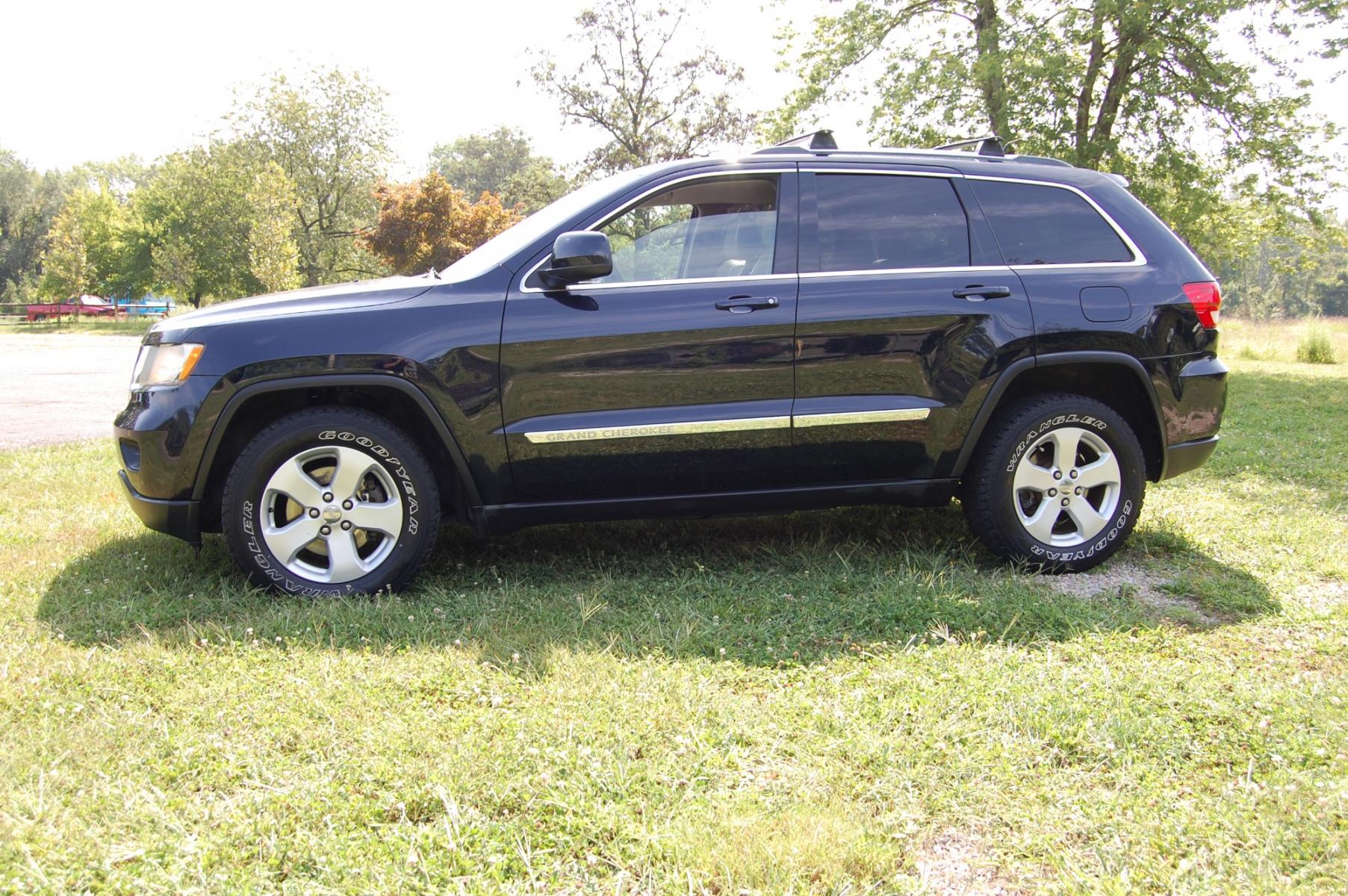 2011 Blue /Grey Leather Jeep Grand Cherokee Laredo 4WD (1J4RR4GG6BC) with an 3.6L V6 DOHC 24V engine, 5-Speed Automatic transmission, located at 6528 Lower York Road, New Hope, PA, 18938, (215) 862-9555, 40.358707, -74.977882 - Here we have a 2011 Grand Cherokee with a 3.6L V6 putting power to the ground via a 4X4 automatic transmission. The interior offers gray leather, cruise control, tilt steering wheel, power windows/locks/mirrors, heated seats, AM/FM/CD/AUX/USB radio, auto dimming mirrors, dual zone climate, drivers/p - Photo #1