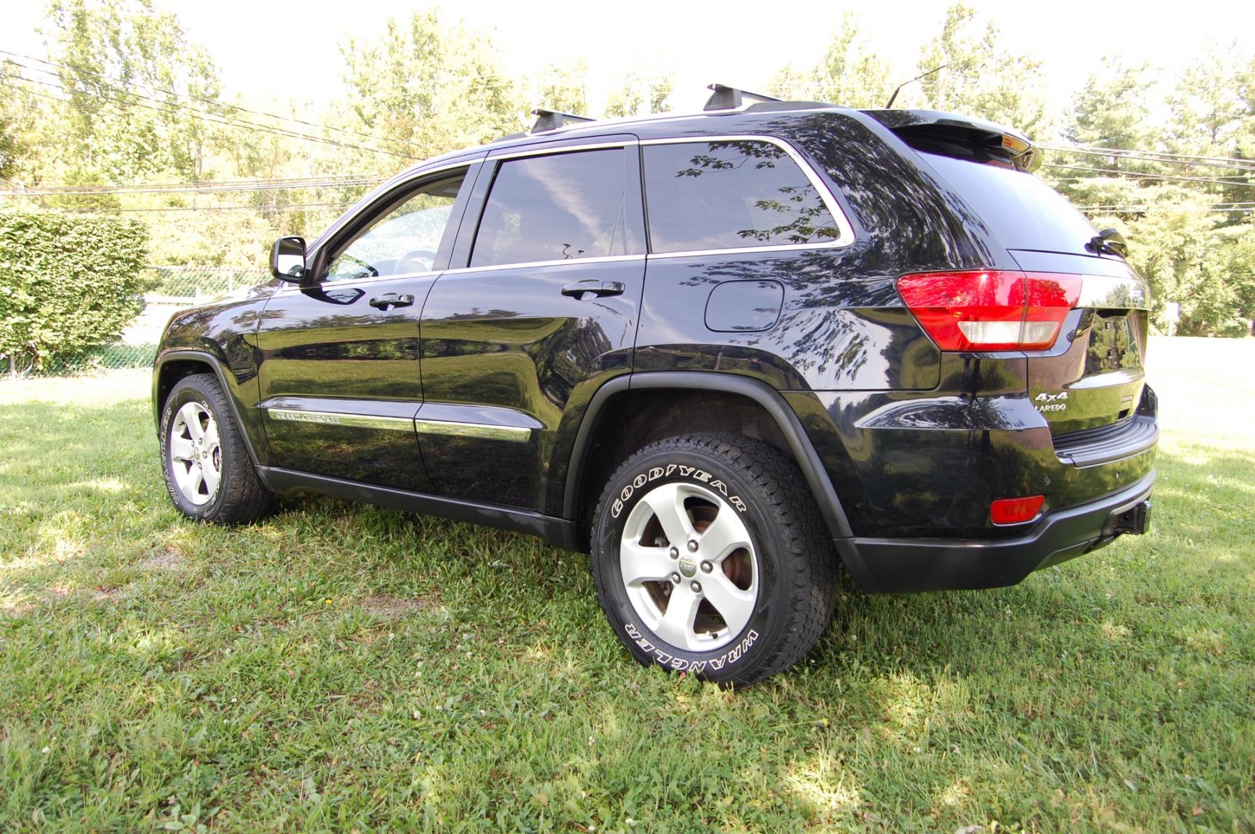 2011 Blue /Grey Leather Jeep Grand Cherokee Laredo 4WD (1J4RR4GG6BC) with an 3.6L V6 DOHC 24V engine, 5-Speed Automatic transmission, located at 6528 Lower York Road, New Hope, PA, 18938, (215) 862-9555, 40.358707, -74.977882 - Here we have a 2011 Grand Cherokee with a 3.6L V6 putting power to the ground via a 4X4 automatic transmission. The interior offers gray leather, cruise control, tilt steering wheel, power windows/locks/mirrors, heated seats, AM/FM/CD/AUX/USB radio, auto dimming mirrors, dual zone climate, drivers/p - Photo #8