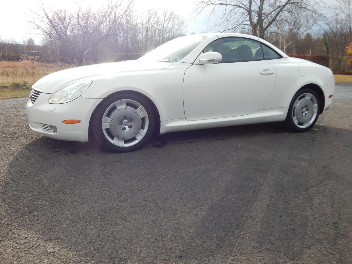 2005 Pearl White /Black leather Lexus SC 430 Convertible (JTHFN48Y650) with an 4.3L V8 DOHC 32V engine, 5-Speed Automatic Overdrive transmission, located at 6528 Lower York Road, New Hope, PA, 18938, (215) 862-9555, 40.358707, -74.977882 - Here for sale is a 2005 Lexus SC430 Convertible. Under the hood is strong running 4.3 liter V8 which puts power to the rear wheels via a smooth shifting automatic transmission. Features include; Black leather upholstery, wood trim, keyless entry, one master key, cruise control, tilt wheel, air co - Photo#6