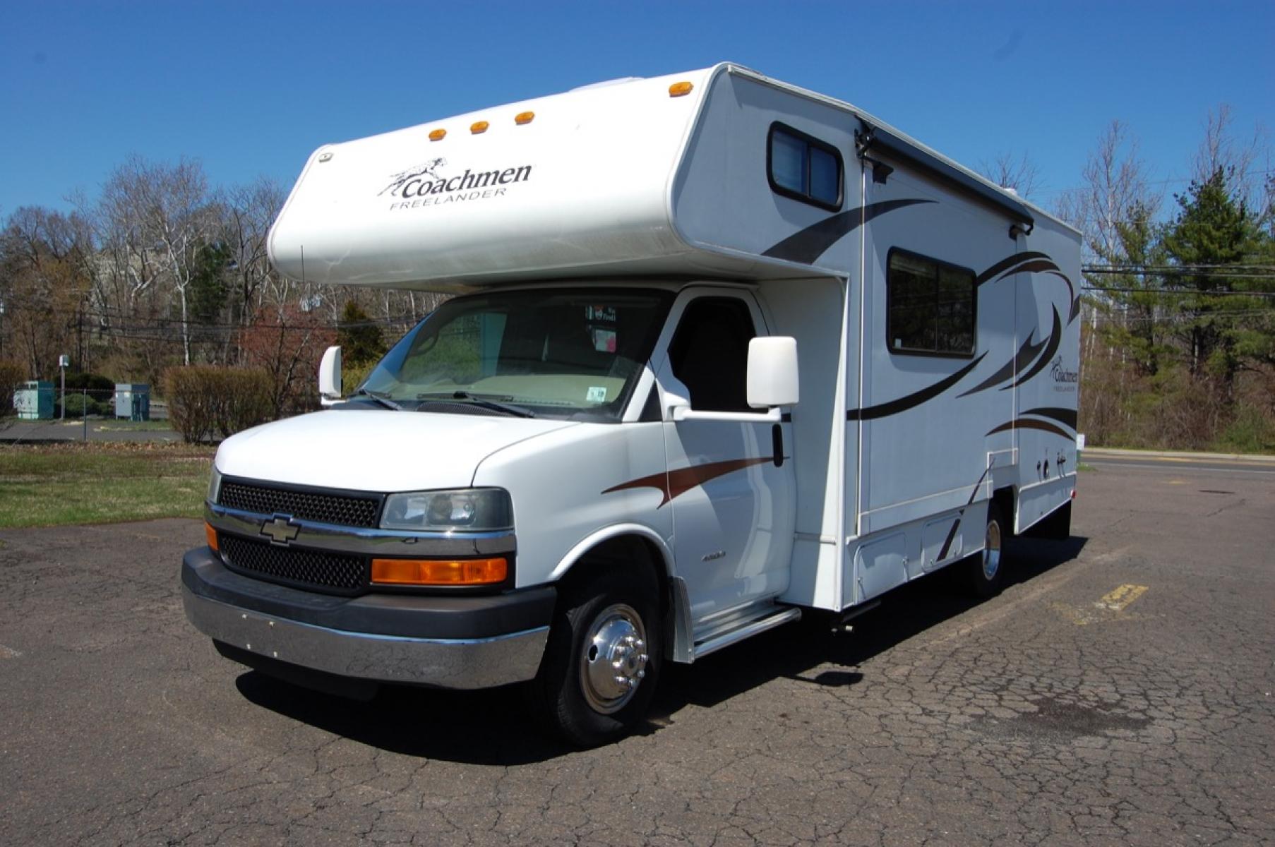 2013 White /Tan Chevrolet Express G4500 (1GB6G5CG5C1) with an 6.0L V8 OHV 16V FFV engine, 6-Speed Automatic transmission, located at 6528 Lower York Road, New Hope, PA, 18938, (215) 862-9555, 40.358707, -74.977882 - Very clean, extra low mileage 2012 Chevrolet Express 4500 dual wheel camper...Coachmen Freelander..slide out dining area, tilt whee, cruise control, climate control, power windows, locks, back up camera, full bath, refrigerator/freezer , vehicle towing package, bed, stove, microwave, 6 good all seas - Photo #4