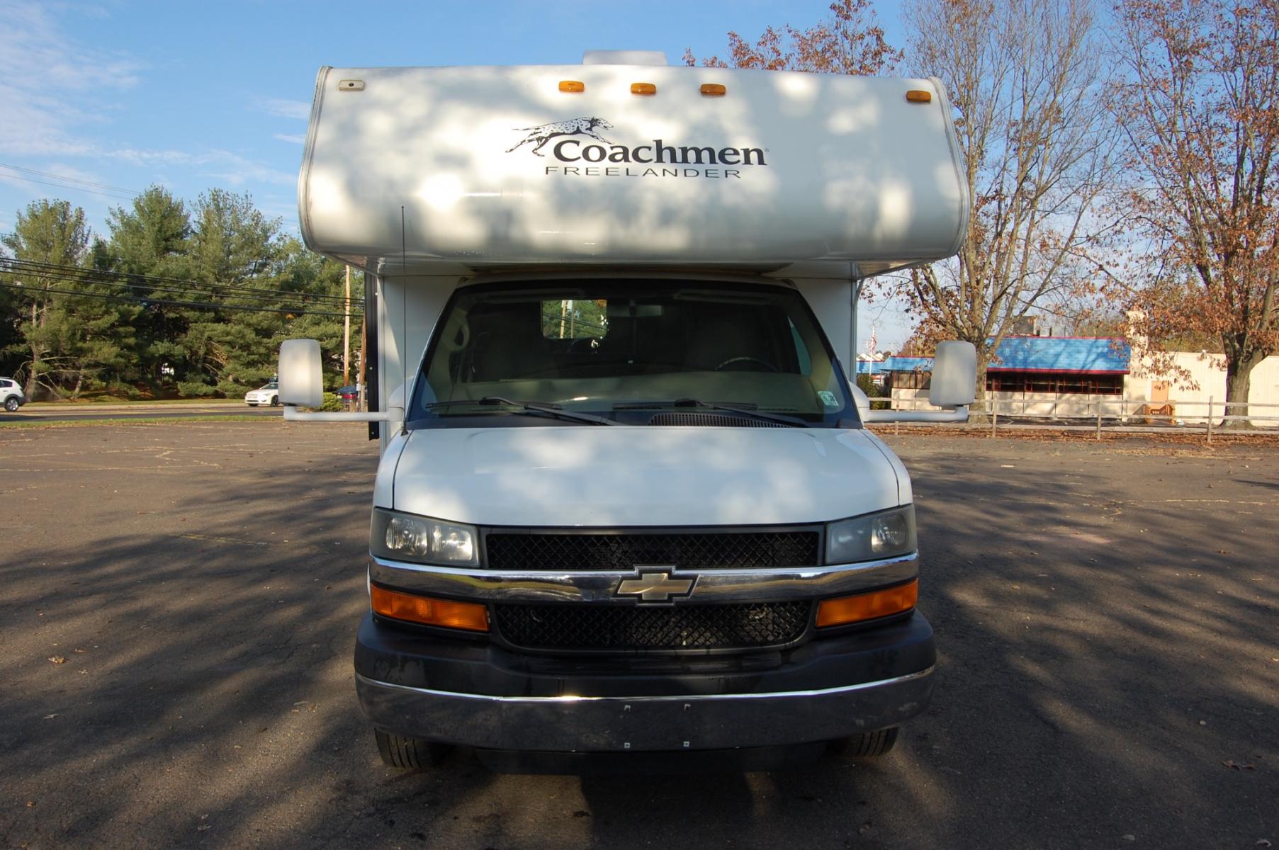 2013 White /Tan Chevrolet Express G4500 (1GB6G5CG5C1) with an 6.0L V8 OHV 16V FFV engine, 6-Speed Automatic transmission, located at 6528 Lower York Road, New Hope, PA, 18938, (215) 862-9555, 40.358707, -74.977882 - Very clean, extra low mileage 2012 Chevrolet Express 4500 dual wheel camper...Coachmen Freelander..slide out dining area, tilt whee, cruise control, climate control, power windows, locks, back up camera, full bath, refrigerator/freezer , vehicle towing package, bed, stove, microwave, 6 good all seas - Photo #9