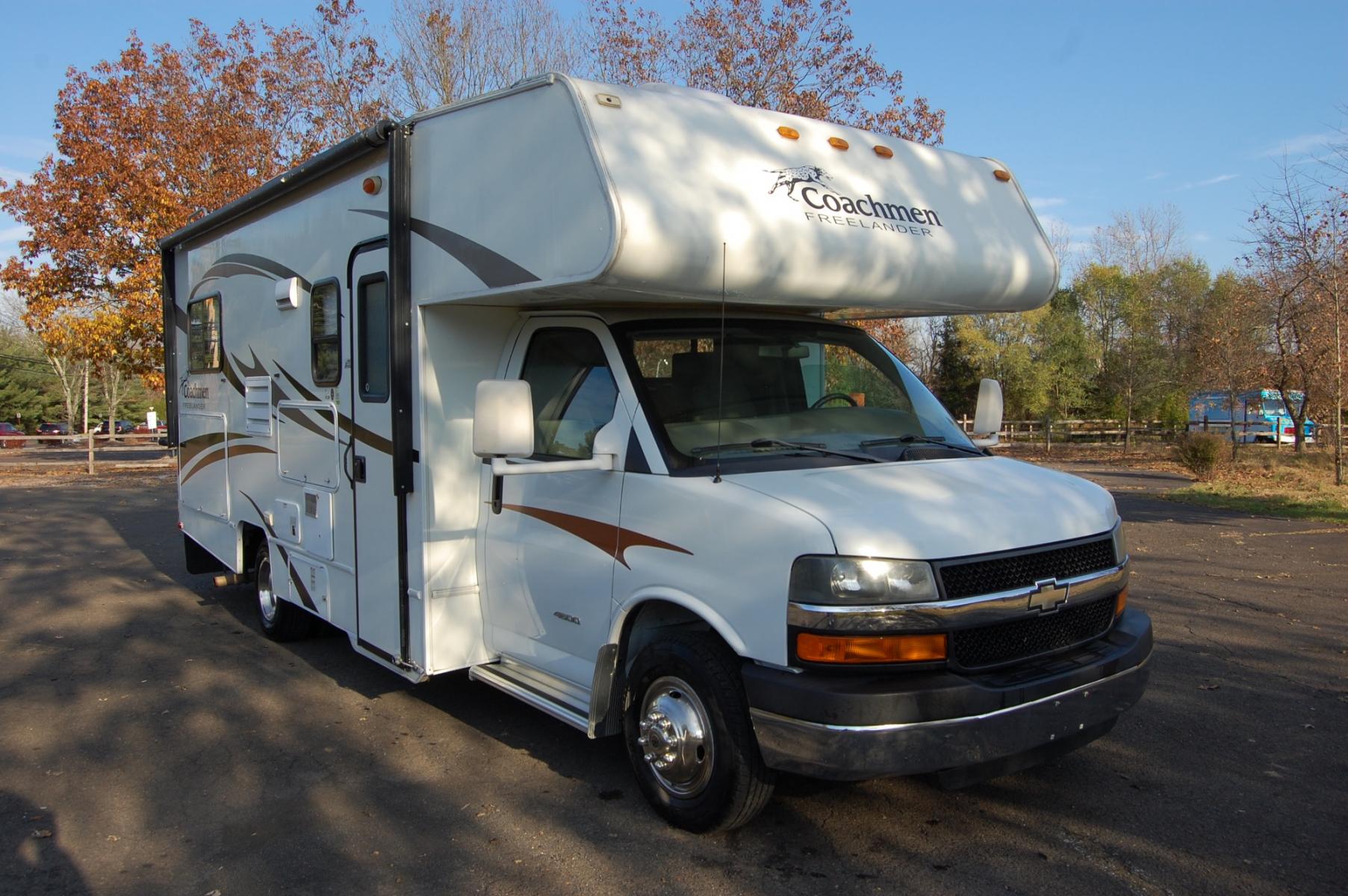 2013 White /Tan Chevrolet Express G4500 (1GB6G5CG5C1) with an 6.0L V8 OHV 16V FFV engine, 6-Speed Automatic transmission, located at 6528 Lower York Road, New Hope, PA, 18938, (215) 862-9555, 40.358707, -74.977882 - Very clean, extra low mileage 2012 Chevrolet Express 4500 dual wheel camper...Coachmen Freelander..slide out dining area, tilt whee, cruise control, climate control, power windows, locks, back up camera, full bath, refrigerator/freezer , vehicle towing package, bed, stove, microwave, 6 good all seas - Photo #8