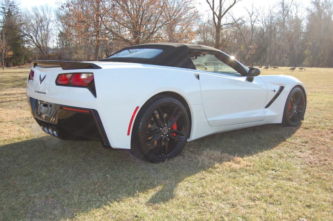 2015 White /Red leather Chevrolet Corvette Stingray Z51 2LT Convertible (1G1YK3D73F5) with an 6.2L V8 engine, 8-Speed Automatic transmission, located at 6528 Lower York Road, New Hope, PA, 18938, (215) 862-9555, 40.358707, -74.977882 - Photo #2