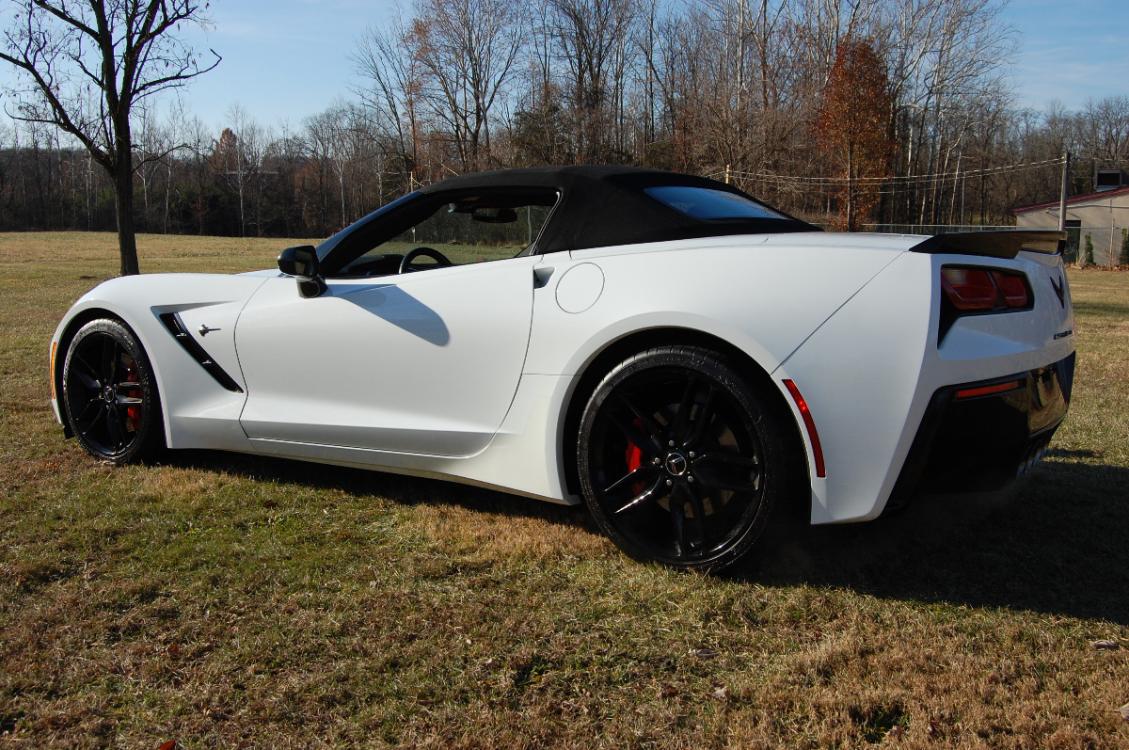 2015 White /Red leather Chevrolet Corvette Stingray Z51 2LT Convertible (1G1YK3D73F5) with an 6.2L V8 engine, 8-Speed Automatic transmission, located at 6528 Lower York Road, New Hope, PA, 18938, (215) 862-9555, 40.358707, -74.977882 - Photo #3