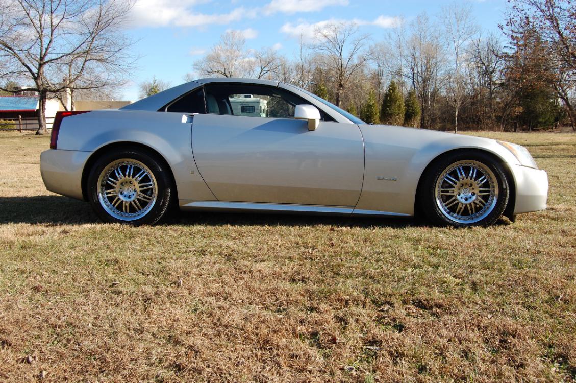 2006 /Beige Leather Cadillac XLR Convertible (1G6YV36A065) with an 4.6L V8 DOHC 24V engine, 5-Speed Automatic Overdrive transmission, located at 6528 Lower York Road, New Hope, PA, 18938, (215) 862-9555, 40.358707, -74.977882 - Photo #4