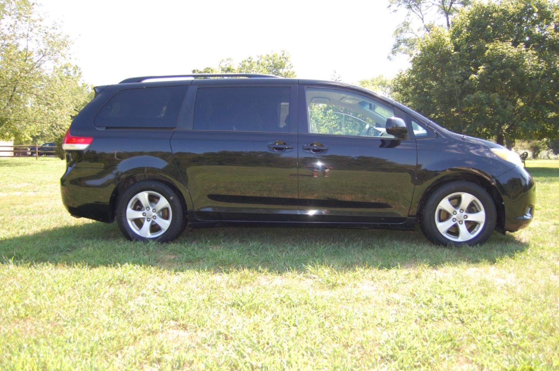 2011 Black /Gray cloth Toyota Sienna LE V6 (5TDKK3DC0BS) with an 3.5L V6 EFI DOHC 24V engine, 5-Speed Automatic transmission, located at 6528 Lower York Road, New Hope, PA, 18938, (215) 862-9555, 40.358707, -74.977882 - Here for sale is a nice 2011 TOYOTA SIENNA LE. Under the hood is a strong running 3.5 liter V6 which puts power to the front wheels via a smooth shifting automatic transmission. Features include; Gray cloth upholstery, keyless entry, 3 keys, one remote, cruise control, tilt wheel, air conditioning - Photo #4