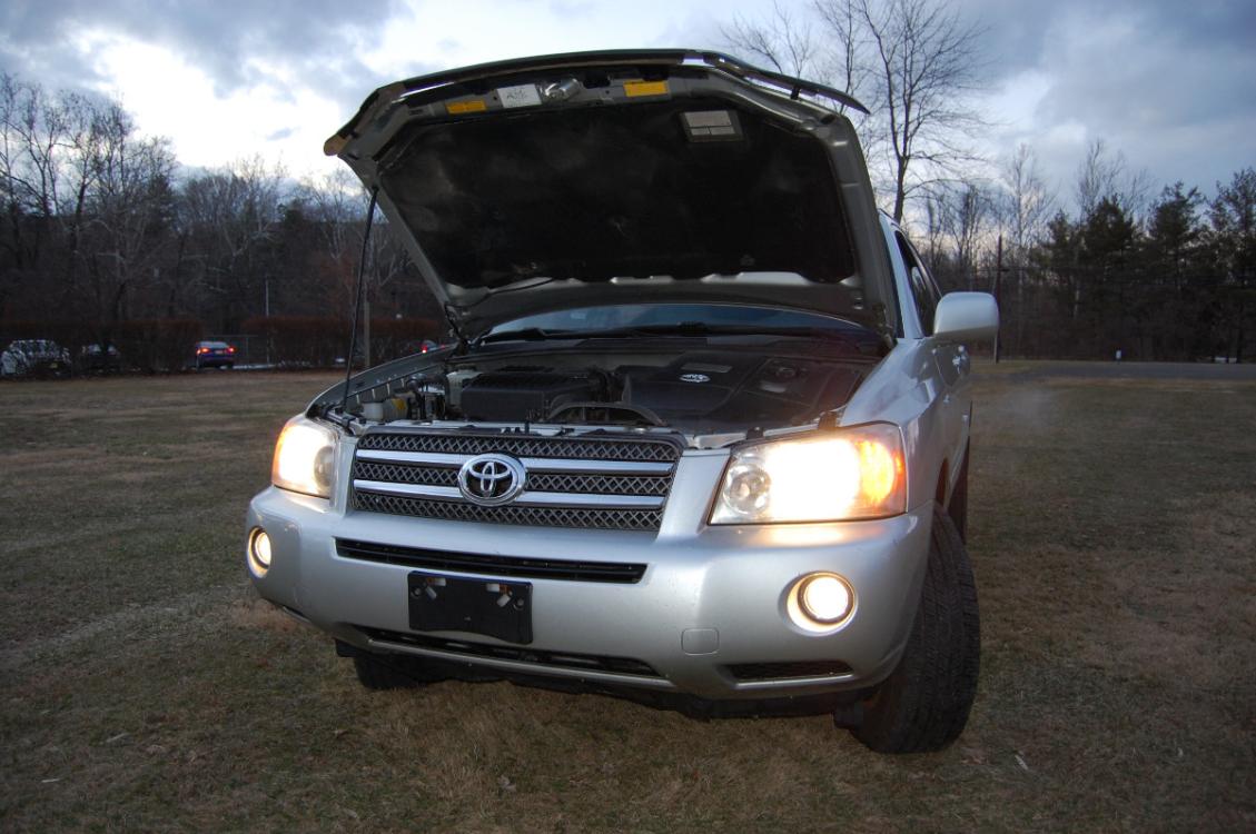 2006 Silver /Gray Leather Toyota Highlander Hybrid Limited (JTEEW21AX60) with an 3.3L V6 DOHC 24V HYBRID engine, Automatic CVT transmission, located at 6528 Lower York Road, New Hope, PA, 18938, (215) 862-9555, 40.358707, -74.977882 - Photo #12
