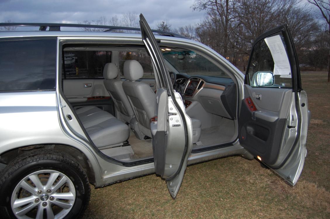 2006 Silver /Gray Leather Toyota Highlander Hybrid Limited (JTEEW21AX60) with an 3.3L V6 DOHC 24V HYBRID engine, Automatic CVT transmission, located at 6528 Lower York Road, New Hope, PA, 18938, (215) 862-9555, 40.358707, -74.977882 - Photo #19
