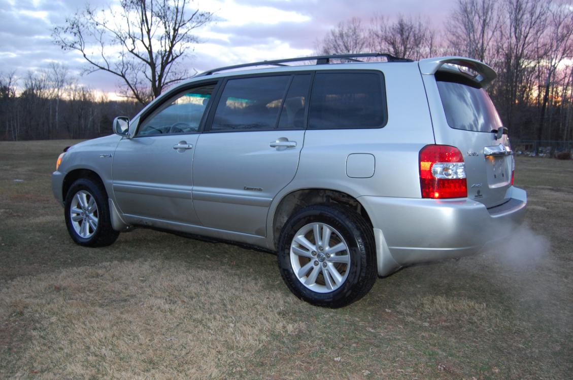 2006 Silver /Gray Leather Toyota Highlander Hybrid Limited (JTEEW21AX60) with an 3.3L V6 DOHC 24V HYBRID engine, Automatic CVT transmission, located at 6528 Lower York Road, New Hope, PA, 18938, (215) 862-9555, 40.358707, -74.977882 - Photo #2