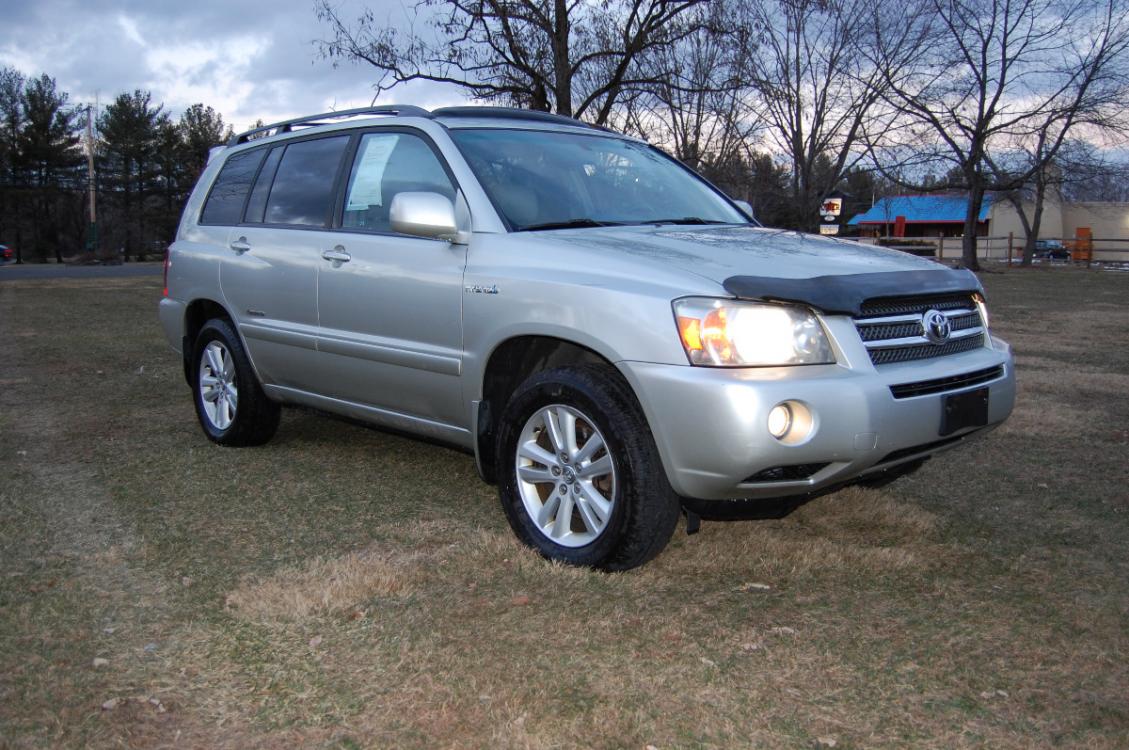 2006 Silver /Gray Leather Toyota Highlander Hybrid Limited (JTEEW21AX60) with an 3.3L V6 DOHC 24V HYBRID engine, Automatic CVT transmission, located at 6528 Lower York Road, New Hope, PA, 18938, (215) 862-9555, 40.358707, -74.977882 - Photo #3