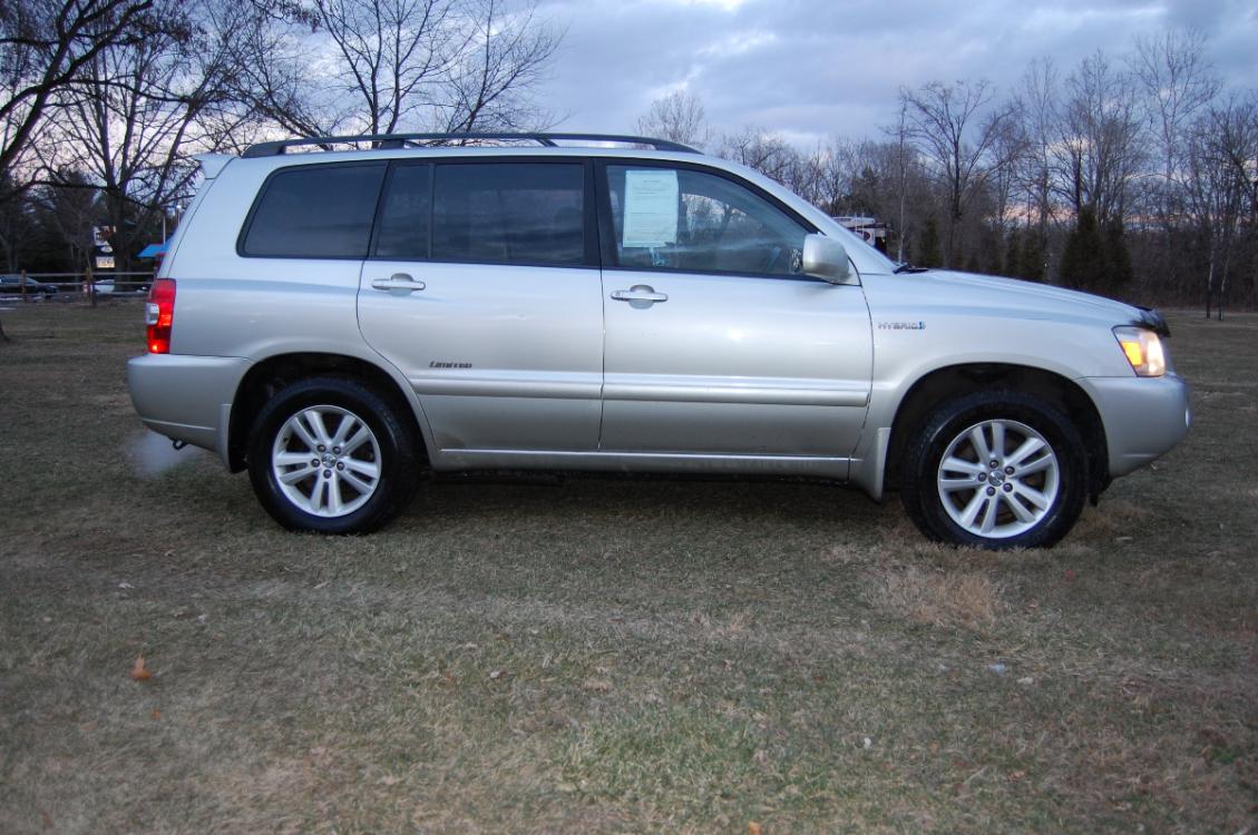 2006 Silver /Gray Leather Toyota Highlander Hybrid Limited (JTEEW21AX60) with an 3.3L V6 DOHC 24V HYBRID engine, Automatic CVT transmission, located at 6528 Lower York Road, New Hope, PA, 18938, (215) 862-9555, 40.358707, -74.977882 - Photo #4