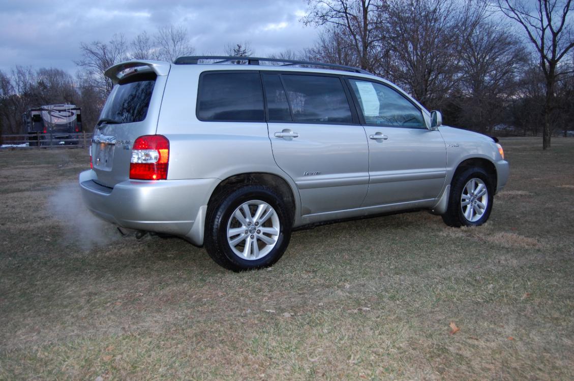 2006 Silver /Gray Leather Toyota Highlander Hybrid Limited (JTEEW21AX60) with an 3.3L V6 DOHC 24V HYBRID engine, Automatic CVT transmission, located at 6528 Lower York Road, New Hope, PA, 18938, (215) 862-9555, 40.358707, -74.977882 - Photo #5