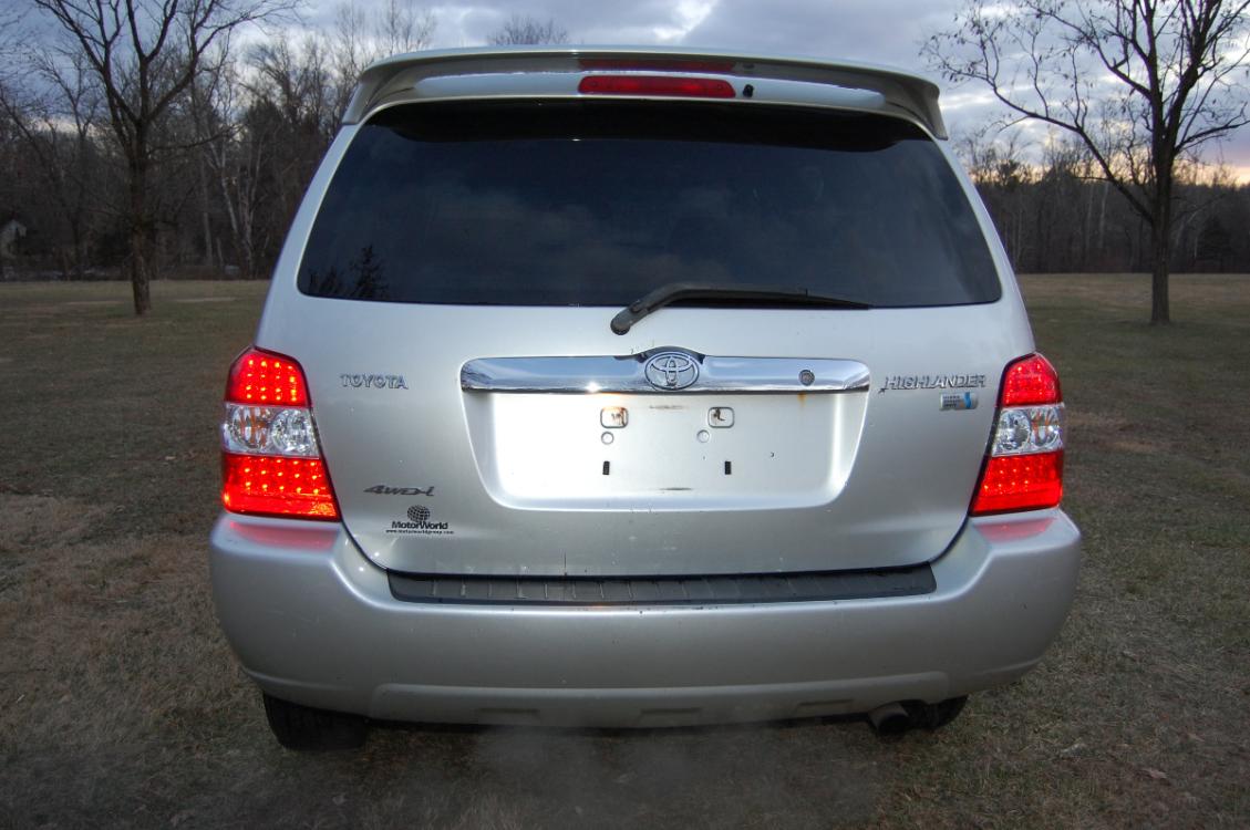 2006 Silver /Gray Leather Toyota Highlander Hybrid Limited (JTEEW21AX60) with an 3.3L V6 DOHC 24V HYBRID engine, Automatic CVT transmission, located at 6528 Lower York Road, New Hope, PA, 18938, (215) 862-9555, 40.358707, -74.977882 - Photo #7