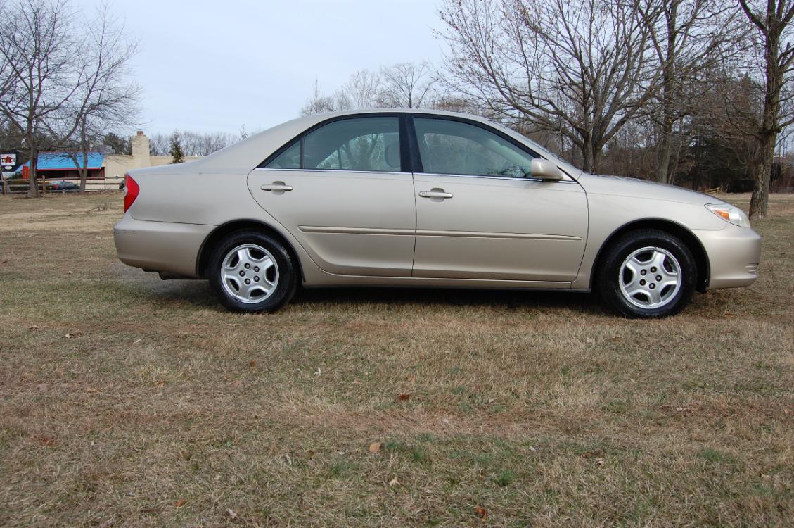2003 Gold /Tan Cloth Toyota Camry LE V6 (4T1BF32K03U) with an 3.0L V6 DOHC 24V engine, 5-Speed Automatic Overdrive transmission, located at 6528 Lower York Road, New Hope, PA, 18938, (215) 862-9555, 40.358707, -74.977882 - Photo #1
