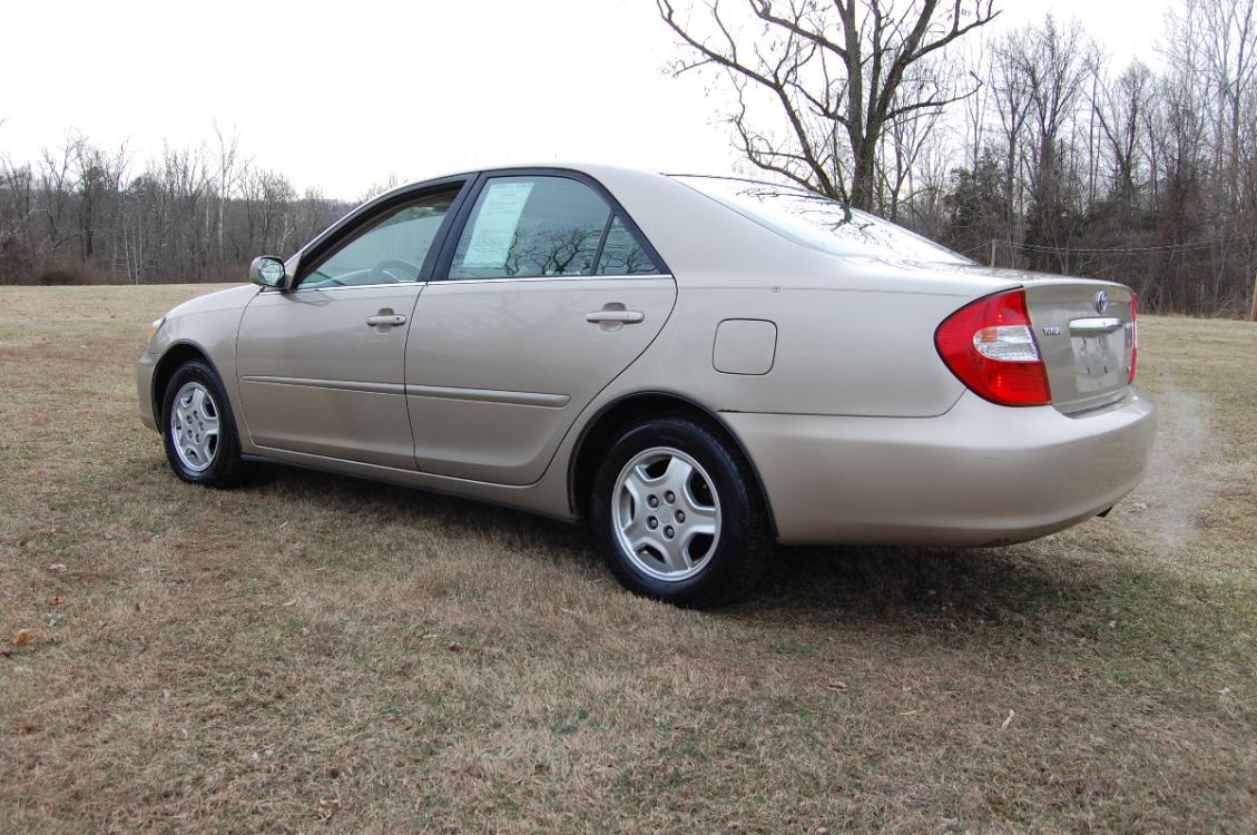 2003 Gold /Tan Cloth Toyota Camry LE V6 (4T1BF32K03U) with an 3.0L V6 DOHC 24V engine, 5-Speed Automatic Overdrive transmission, located at 6528 Lower York Road, New Hope, PA, 18938, (215) 862-9555, 40.358707, -74.977882 - Photo #5