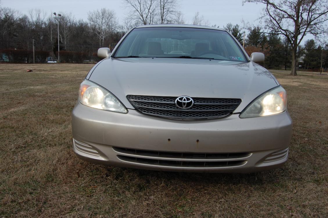 2003 Gold /Tan Cloth Toyota Camry LE V6 (4T1BF32K03U) with an 3.0L V6 DOHC 24V engine, 5-Speed Automatic Overdrive transmission, located at 6528 Lower York Road, New Hope, PA, 18938, (215) 862-9555, 40.358707, -74.977882 - Photo #6