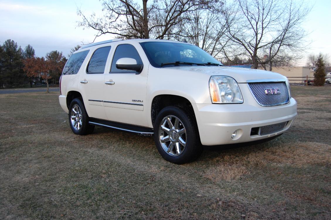 2013 White /Tan Leather GMC Yukon Denali Denali (1GKS2EEF1DR) with an 6.2L V8 OHV 16V engine, 6-Speed Automatic transmission, located at 6528 Lower York Road, New Hope, PA, 18938, (215) 862-9555, 40.358707, -74.977882 - Photo #3