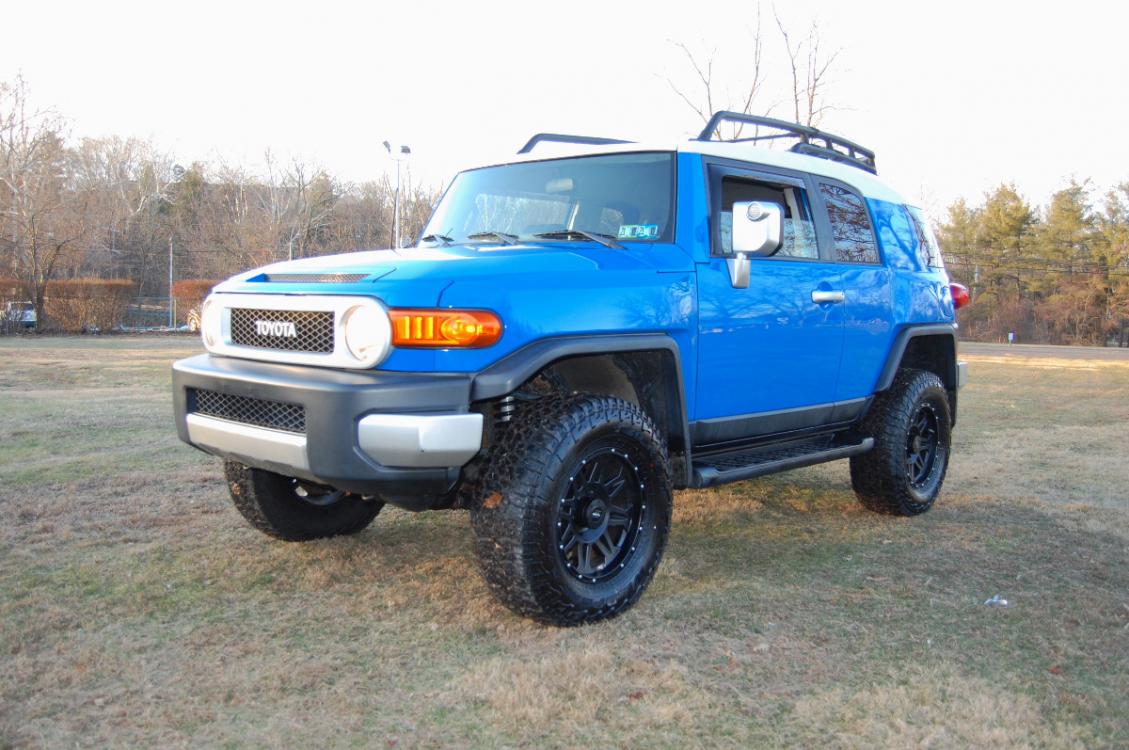 2007 Blue /Black Cloth Toyota FJ Cruiser (JTEBU11F070) with an 4.0L V6 DOHC 24V engine, 5-Speed Automatic Overdrive transmission, located at 6528 Lower York Road, New Hope, PA, 18938, (215) 862-9555, 40.358707, -74.977882 - Photo #0