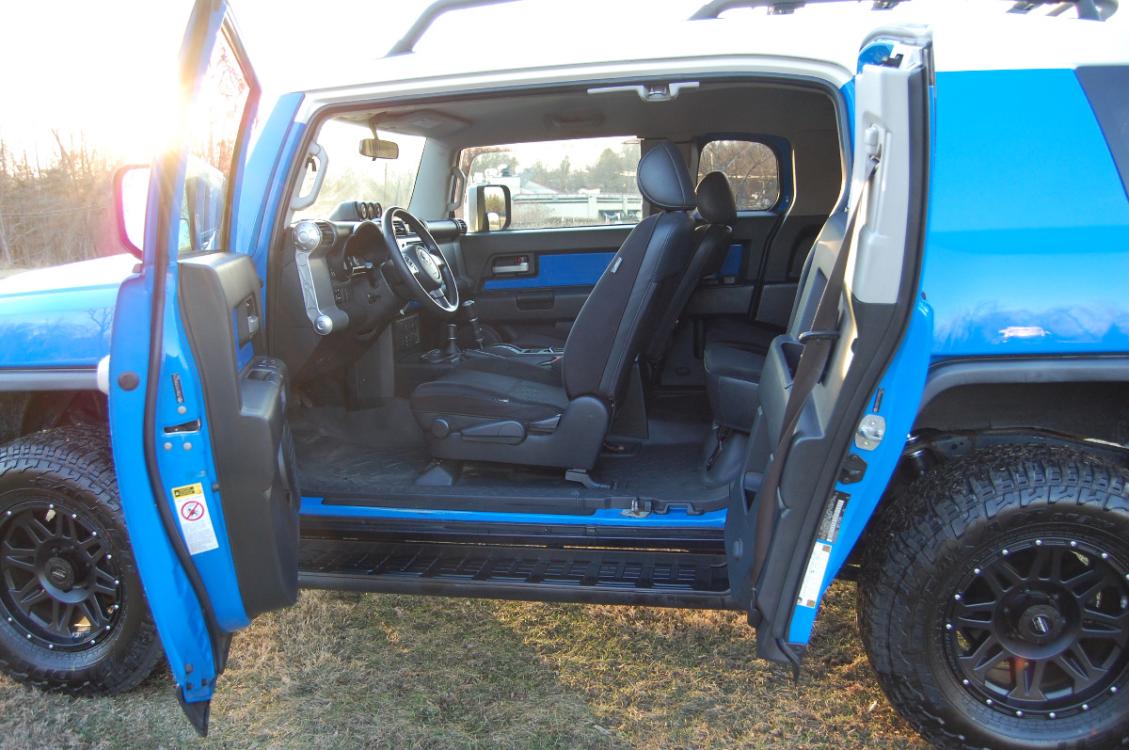 2007 Blue /Black Cloth Toyota FJ Cruiser (JTEBU11F070) with an 4.0L V6 DOHC 24V engine, 5-Speed Automatic Overdrive transmission, located at 6528 Lower York Road, New Hope, PA, 18938, (215) 862-9555, 40.358707, -74.977882 - Photo #17