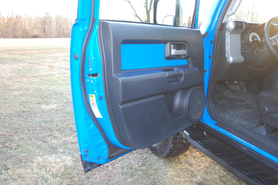2007 Blue /Black Cloth Toyota FJ Cruiser (JTEBU11F070) with an 4.0L V6 DOHC 24V engine, 5-Speed Automatic Overdrive transmission, located at 6528 Lower York Road, New Hope, PA, 18938, (215) 862-9555, 40.358707, -74.977882 - Photo #19
