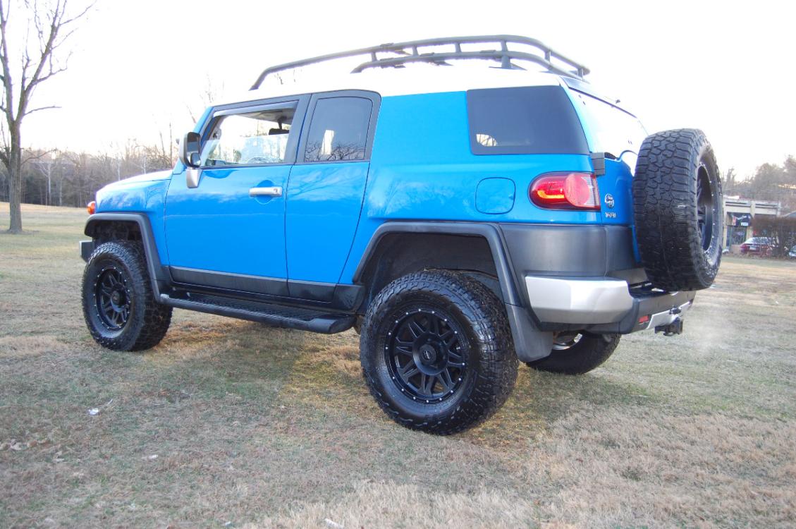 2007 Blue /Black Cloth Toyota FJ Cruiser (JTEBU11F070) with an 4.0L V6 DOHC 24V engine, 5-Speed Automatic Overdrive transmission, located at 6528 Lower York Road, New Hope, PA, 18938, (215) 862-9555, 40.358707, -74.977882 - Photo #2